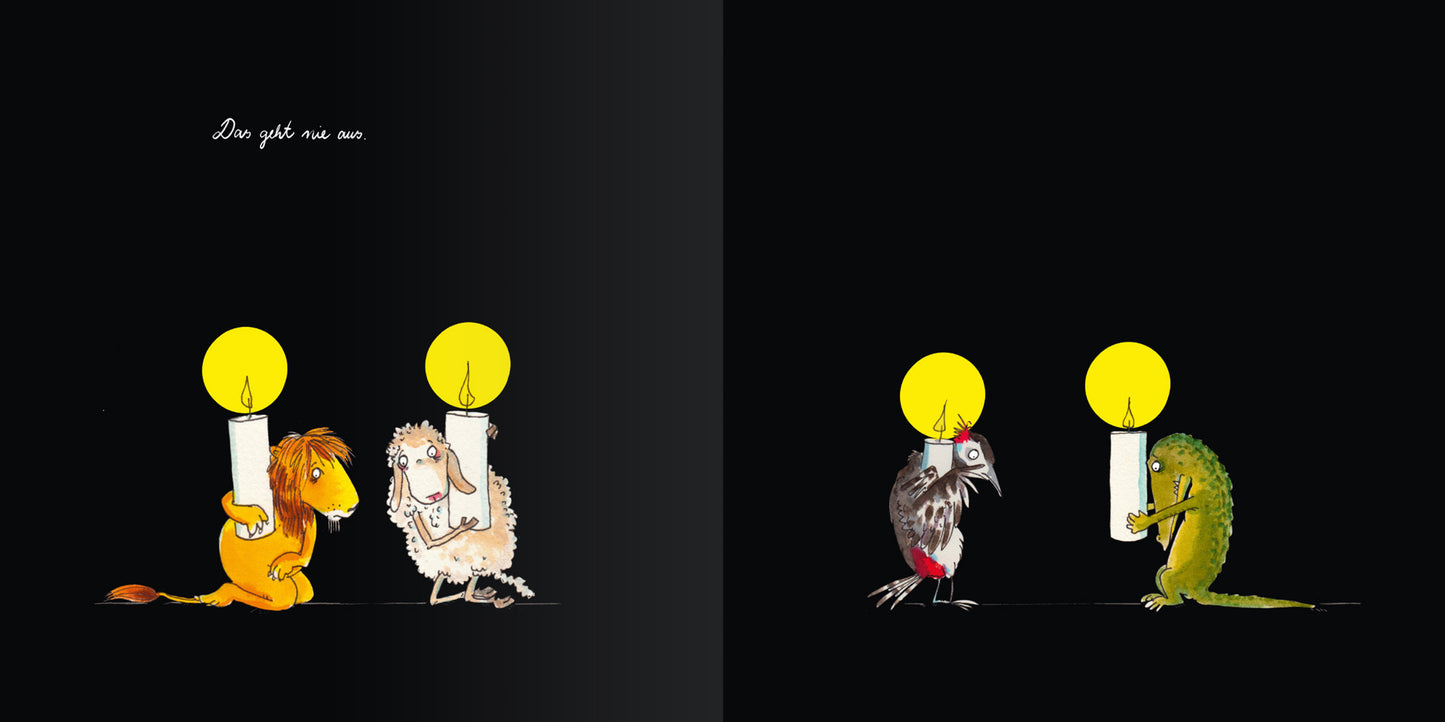 Gezeigt wird eine Innen- oder Zusatzansicht von „Was bleibt, ist Licht“. Auf der linken Seite stehen ein orangefarbenes Löwe und ein weißes Schaf, beide halten eine Kerze mit einer gelben Flamme. Die linke Seite ist von einem schwarzen Hintergrund umrahmt, der die Farben der Figuren betont. Auf der rechten Seite sind ein schwarzer Vogel und ein grünes, schuppiges Wesen abgebildet, ebenfalls mit Kerzen. Der Text oben in weißer Schrift vermittelt eine ruhige Stimmung.