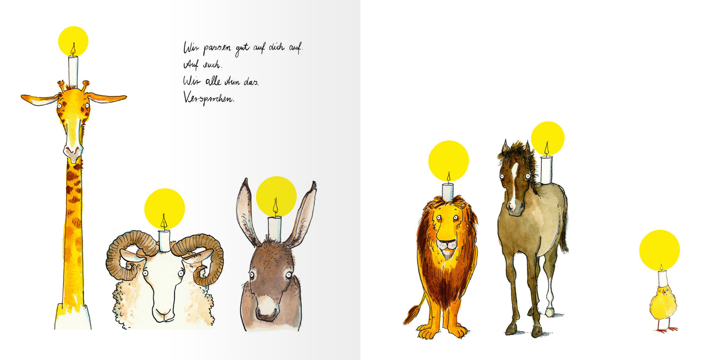 Gezeigt wird eine Innen- oder Zusatzansicht von „Was bleibt, ist Licht“. Auf der linken Seite sind farbenfrohe Tierillustrationen zu sehen: eine Giraffe, ein Widder, ein Esel und ein Löwe, die jeweils eine gelbe Kerze auf dem Kopf tragen. Die Tierskizzen sind mit sanften Farben gestaltet. Auf der rechten Seite stehen ein Pferd und ein Küken, ebenfalls mit gelben Kerzen. Der Hintergrund ist überwiegend weiß, die Typografie der Handgeschriebenen Worte ist verspielt und einladend.