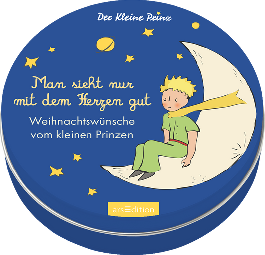 Auf dem Buchcover „Der kleine Prinz“ ist ein blauer Hintergrund zu sehen, auf dem der kleine Prinz, mit einem gelben Schal, sitzend auf einem großen, weißen Mond abgebildet ist. Um ihn herum funkeln gelbe Sterne und ein kleiner Planet. Der Titel „Man sieht nur mit dem Herzen gut“ ist in einer verspielten, hellen Schrift in der oberen Hälfte platziert, während darunter „Weihnachtswünsche vom kleinen Prinzen“ in klarer, blauer Schrift steht. Ganz unten mittig steht der...