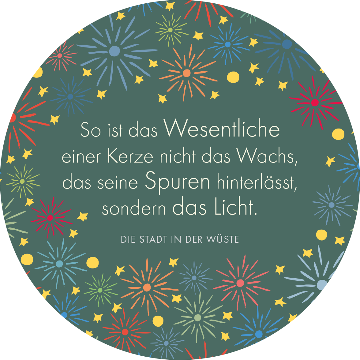 Gezeigt wird eine Innen- oder Zusatzansicht von „Man sieht nur mit dem Herzen gut“. Die runde Ansicht zeigt einen dunkelgrünen Hintergrund, der mit bunten Sternen und Feuerwerksmotiven in Rot, Gelb und Blau verziert ist. Zentral steht in weißer, gut lesbarer Serifen-Schrift ein Zitat, das den Einfluss und die Bedeutung von Licht thematisiert. Darunter ist der Titel „DIE STADT IN DER WÜSTE“ in einer schlichten, klaren Schriftart platziert.