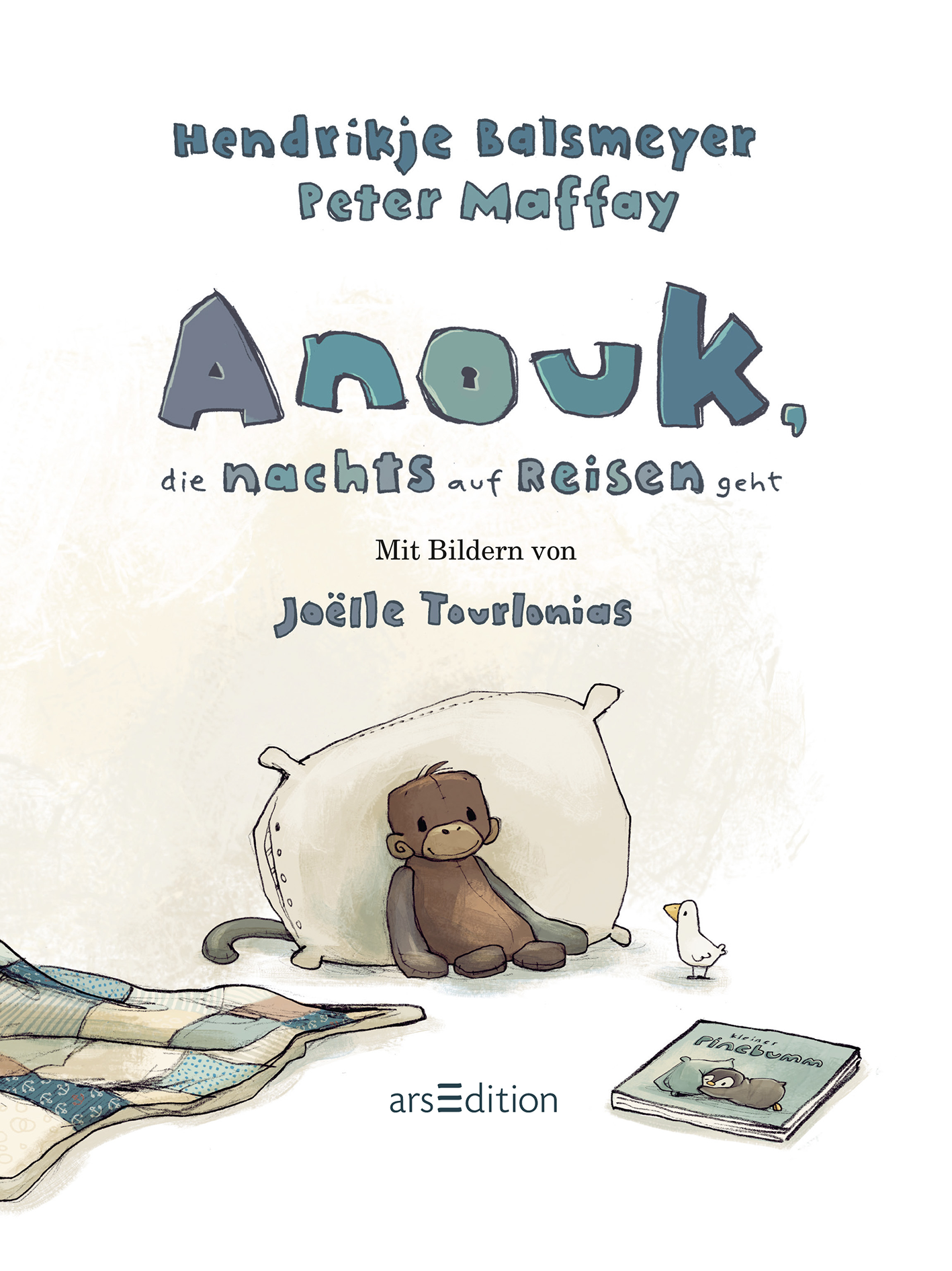 Gezeigt wird eine Innen- oder Zusatzansicht von „Anouk, die nachts auf Reisen geht“. Die Illustration zeigt ein gemütliches Kinderzimmer mit sanften Farben wie Blau, Beige und Weiß. Im Vordergrund sitzt ein brauner Stofftier-Affe auf einem gemusterten Teppich. Der Titel ist in einer verspielten, handschriftlichen Schriftart in Blau und Grau gehalten. Am unteren Rand ist der Verlagsname „arsEdition“ zu sehen. Die gesamte Gestaltung vermittelt eine warme, einladende Atmosphäre.