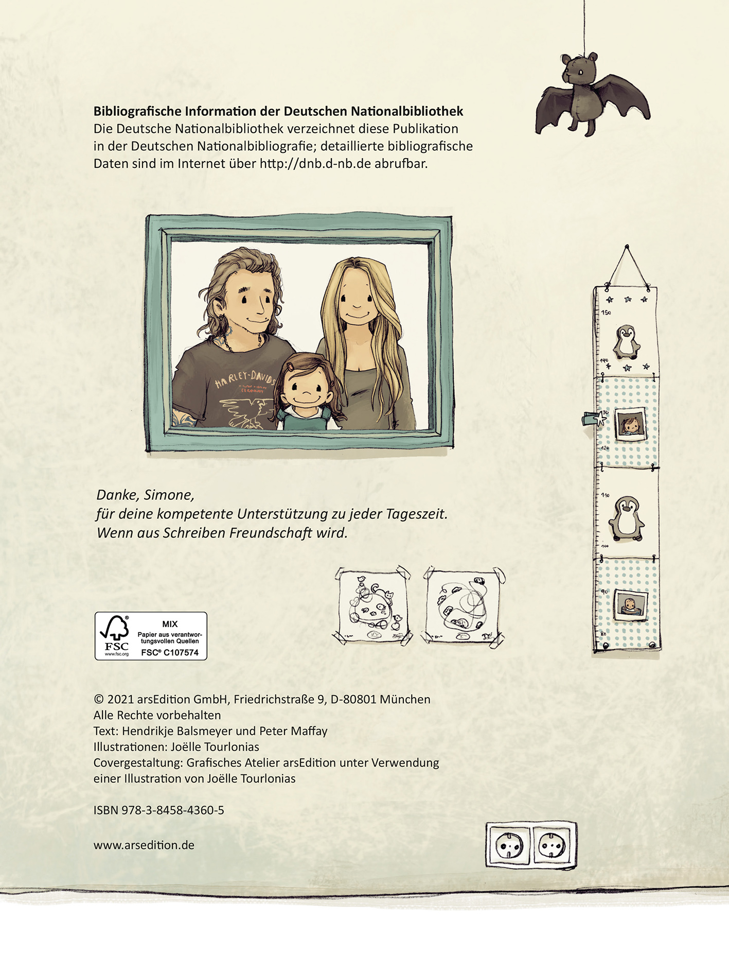 Gezeigt wird eine Innen- oder Zusatzansicht von „Anouk, die nachts auf Reisen geht“. Die Illustration zeigt eine Familienfotografie in einem Rahmen, auf der eine Frau, ein Mann und ein Kind zu sehen sind. Daneben hängt eine Wanddekoration mit mehreren Bildern von Tieren. Die Farbtöne sind warm und hell, mit sanften Pastellfarben. Die Typografie ist freundlich und verspielt.