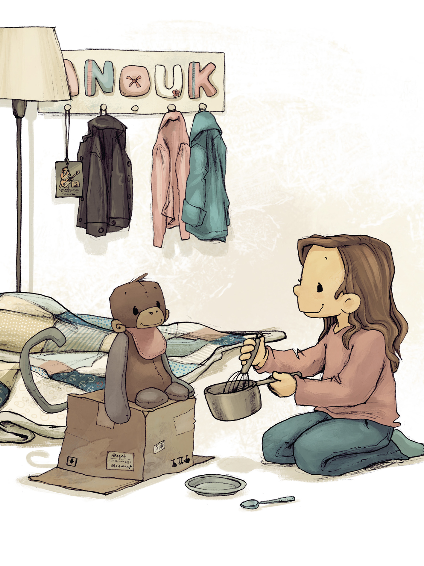 Auf der Innenseite des Buches „Anouk, die nachts auf Reisen geht“ sieht man ein Mädchen mit langen, braunen Haaren, das auf dem Boden sitzt und einen Stofftier-Affen füttert. Hinter ihr hängen farbige Kleidungstücke an einer Wand. Der Raum ist in sanften Pastelltönen gehalten, mit einer Lampe und einer bunten Tagesdecke.