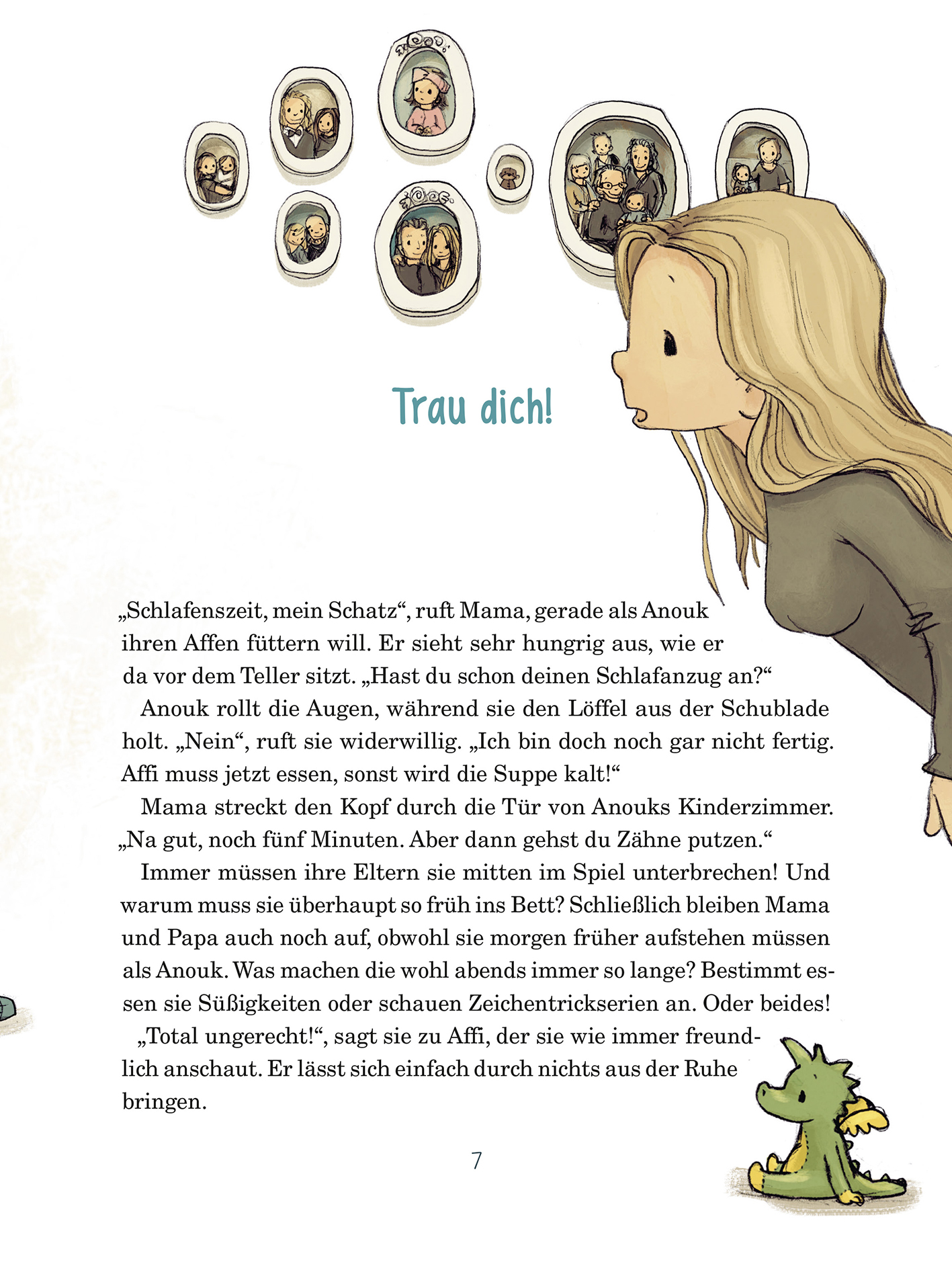 Gezeigt wird eine Innen- oder Zusatzansicht von „Anouk, die nachts auf Reisen geht“. Die Illustration zeigt Anouks Mama mit langen, blonden Haaren. Im Hintergrund sind große, runde Bilderrahmen mit Bildern ihrer Familie und Freunde zu sehen. Die Farben sind sanft und warm. Die Kapitelüberschrift „Trau dich!“ ist in breiter Schrift gesetzt. Ein kleiner, grüner Drache ist am unteren Bildrand zu sehen.