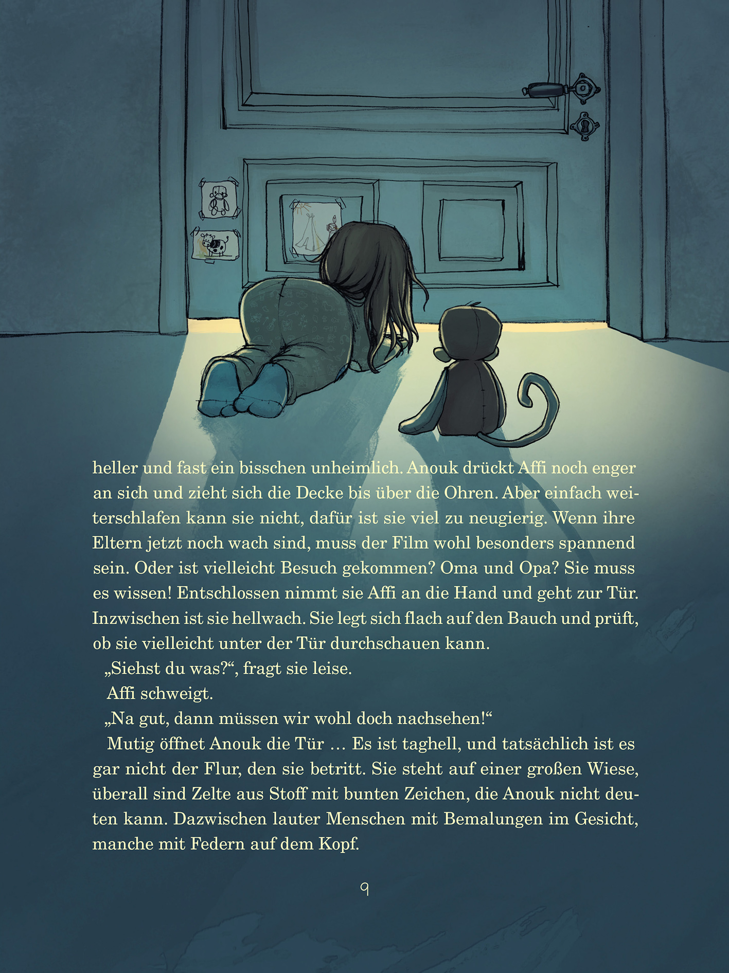 Gezeigt wird eine Innen- oder Zusatzansicht von „Anouk, die nachts auf Reisen geht“. Die Illustration zeigt das Mädchen Anouk mit langen, dunklen Haaren, das auf dem Boden vor einer geschlossenen Tür liegt. Neben ihr sitzt ihr kleiner Stofftier-Affe. Der Raum ist dunkel, während unter der Tür ein heller Lichtschein hervortritt.