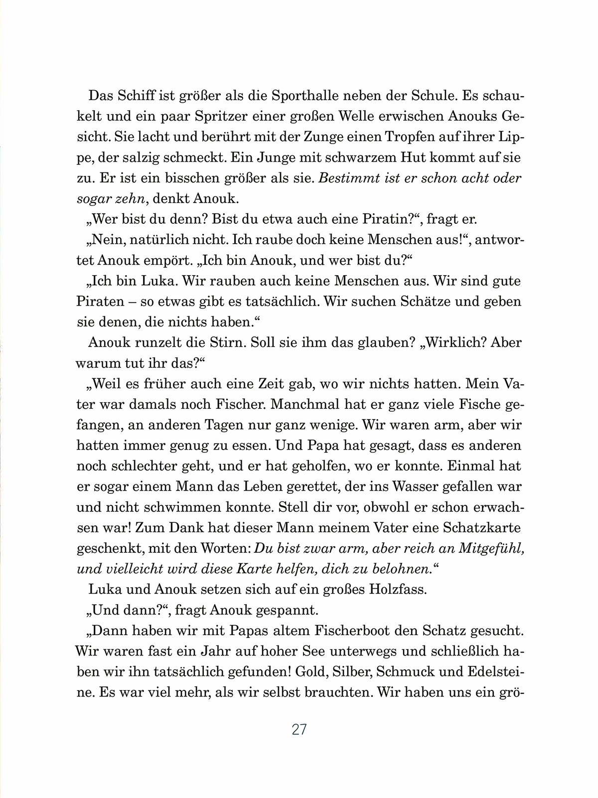 Gezeigt wird eine Innenansicht von „Anouk, die nachts auf Reisen geht“. Der Text ist auf weißen Hintergrund gedruckt und in einer klaren, gut lesbaren Schriftart gehalten. Die Seiten sind strukturiert, wobei Absätze und Dialoge deutlich voneinander abgehoben sind. Die Schriftfarbe ist in dunklem Schwarz gehalten, was einen hohen Kontrast bietet.
