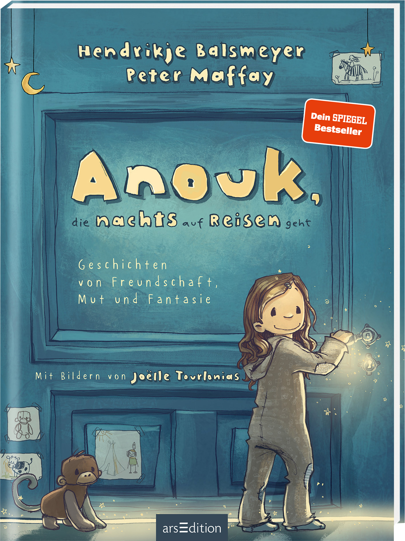 Das Cover zeigt das Mädchen Anouk mit braunen Haaren, das fröhlich schaut und einen kleinen Affen an der Seite hat. Sie steht vor einer blauen Tür, unter der ein Lichtschein zu sehen ist und hat eine Hand auf den Türgriff gelegt. Der Titel „Anouk, die nachts auf Reisen geht“ ist in großen, verspielten Buchstaben platziert. Unten steht der Text „Geschichten von Freundschaft, Mut und Fantasie“ sowie der Hinweis „Mit Bildern von Joëlle Tourlonias“. Am oberen Rand stehen die...