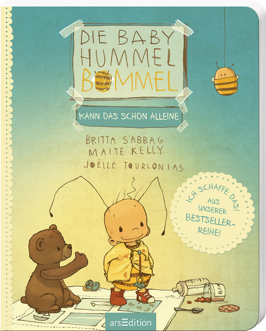 Das Cover zeigt einen niedlichen, kichernden Jungen mit einem runden Kopf, der einen gelben Overall trägt und mit einem kleinen Bären spielt. Der Hintergrund ist in sanften Blau- und Hellgrüntönen gehalten, während ein gelber Schmetterling und eine Hummel das Bild lebendig machen. Oben befindet sich der Titel „Die Baby Hummel Bommel“ in verschnörkelter Schrift, darunter der Untertitel „Kann das schon alleine“. Am unteren Rand ein farbiger Ausruf „Ich schaffe das aus unserer...