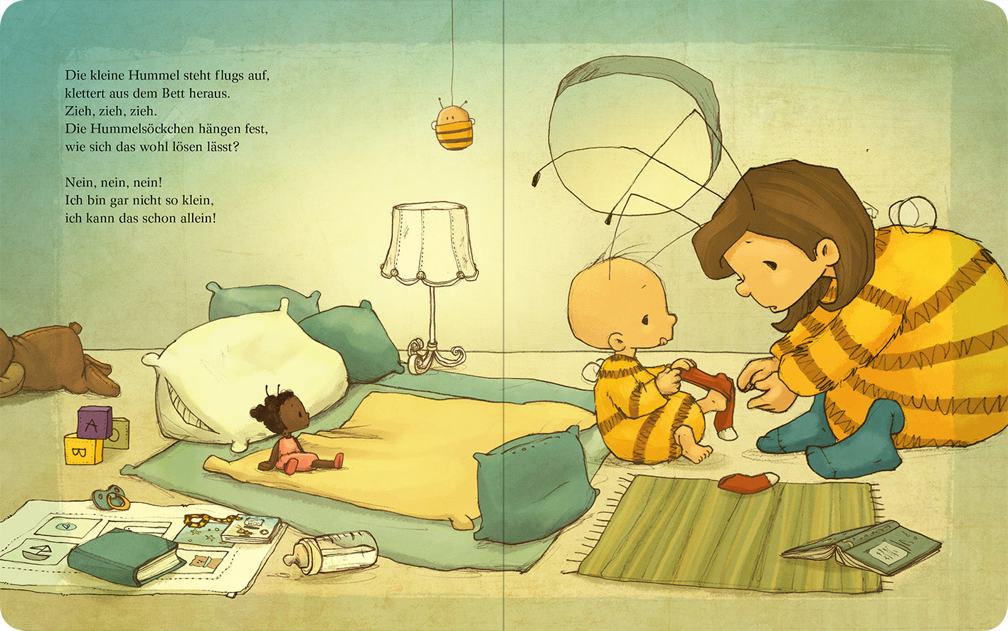 Gezeigt wird eine Innen- oder Zusatzansicht von „Die Baby Hummel Bommel kann das schon alleine“. Die Illustration zeigt eine freundliche, kindgerechte Szene mit sanften Farbnuancen in Gelb, Blau und Beige. Im Mittelpunkt stehen ein kleines Kind in einer Bienenkostüm und eine erwachsene Figur, die ihm hilft. Der Raum ist liebevoll eingerichtet mit einem Bett, einem Lampenschirm, einem Teppich und verschiedenen Spielzeugen. Die handschriftliche Typografie auf der Seite trägt zur einladenden...