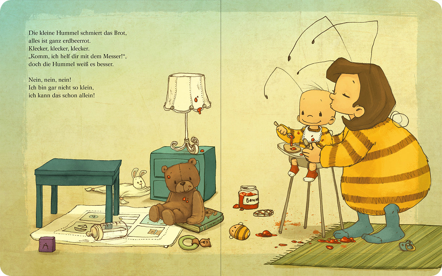 Gezeigt wird eine Innenansicht von „Die Baby Hummel Bommel kann das schon alleine“. Auf der Illustration ist ein verspieltes, helles Zimmer zu sehen, in dem ein Kind in einem gestreiften Bienenkostüm steht. Es hält einen kleinen Puppenfreund. Im Hintergrund befinden sich ein Kuschelbär, ein kleiner Tisch mit einem Lampenschirm und verstreute Spielsachen. Die Farbpalette umfasst sanfte Pastelltöne mit kräftigem Gelb. Die Schrift ist kindgerecht und freundlich, ergänzt durch fröhliche...