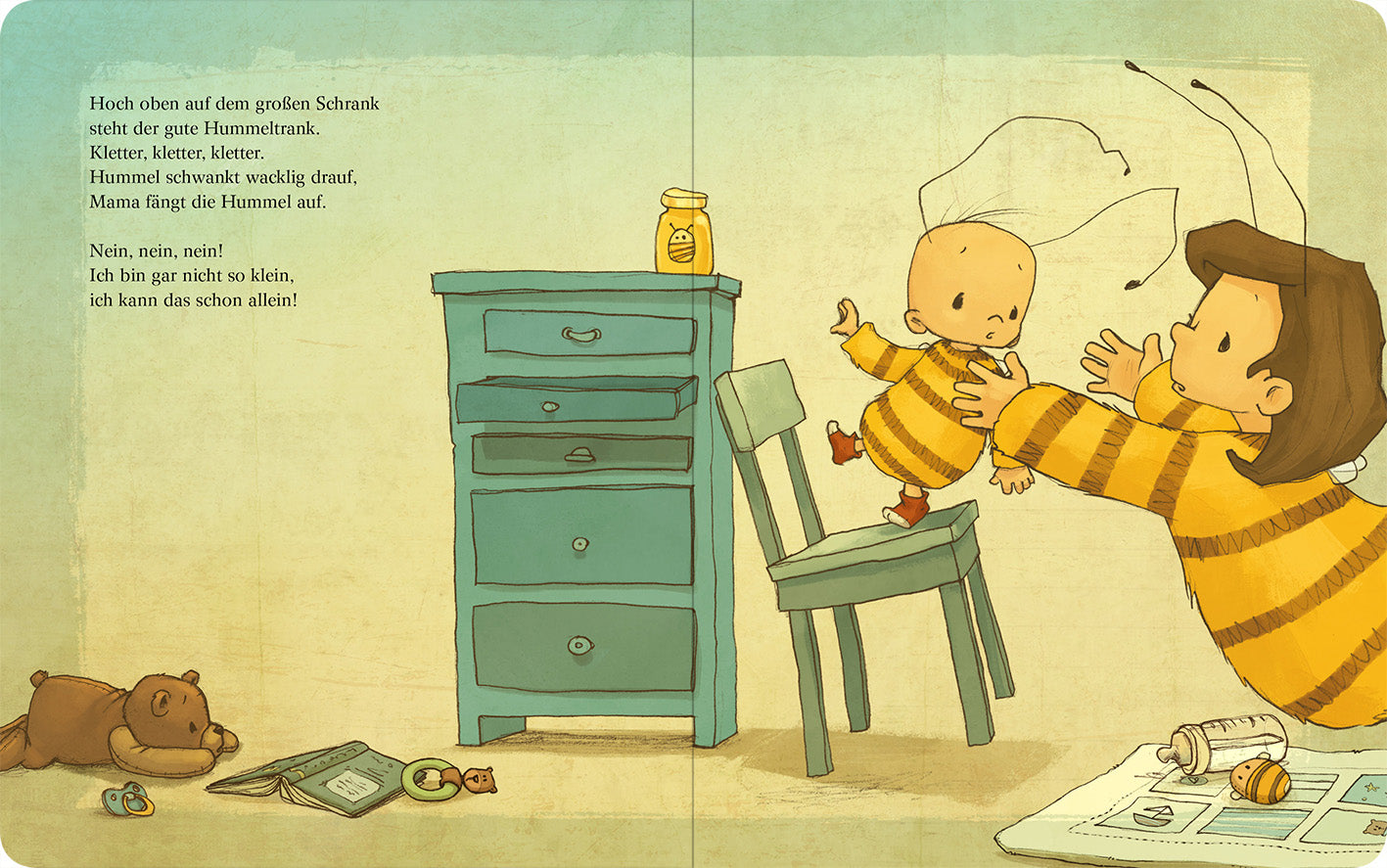 Gezeigt wird eine Innen- oder Zusatzansicht von „Die Baby Hummel Bommel kann das schon alleine“. Die Illustration zeigt eine Mutter in gestreifter Kleidung, die ein Kind auf dem Tisch hält. Der Tisch ist in einem sanften Blauton gehalten und steht neben einem großen Schrank. Auf dem Tisch befinden sich ein Honigglas und verschiedene Spielzeuge. Der Hintergrund ist hell und freundlich, mit warmen Farben, die eine einladende Atmosphäre schaffen. Die Schrift ist klar und gut lesbar.