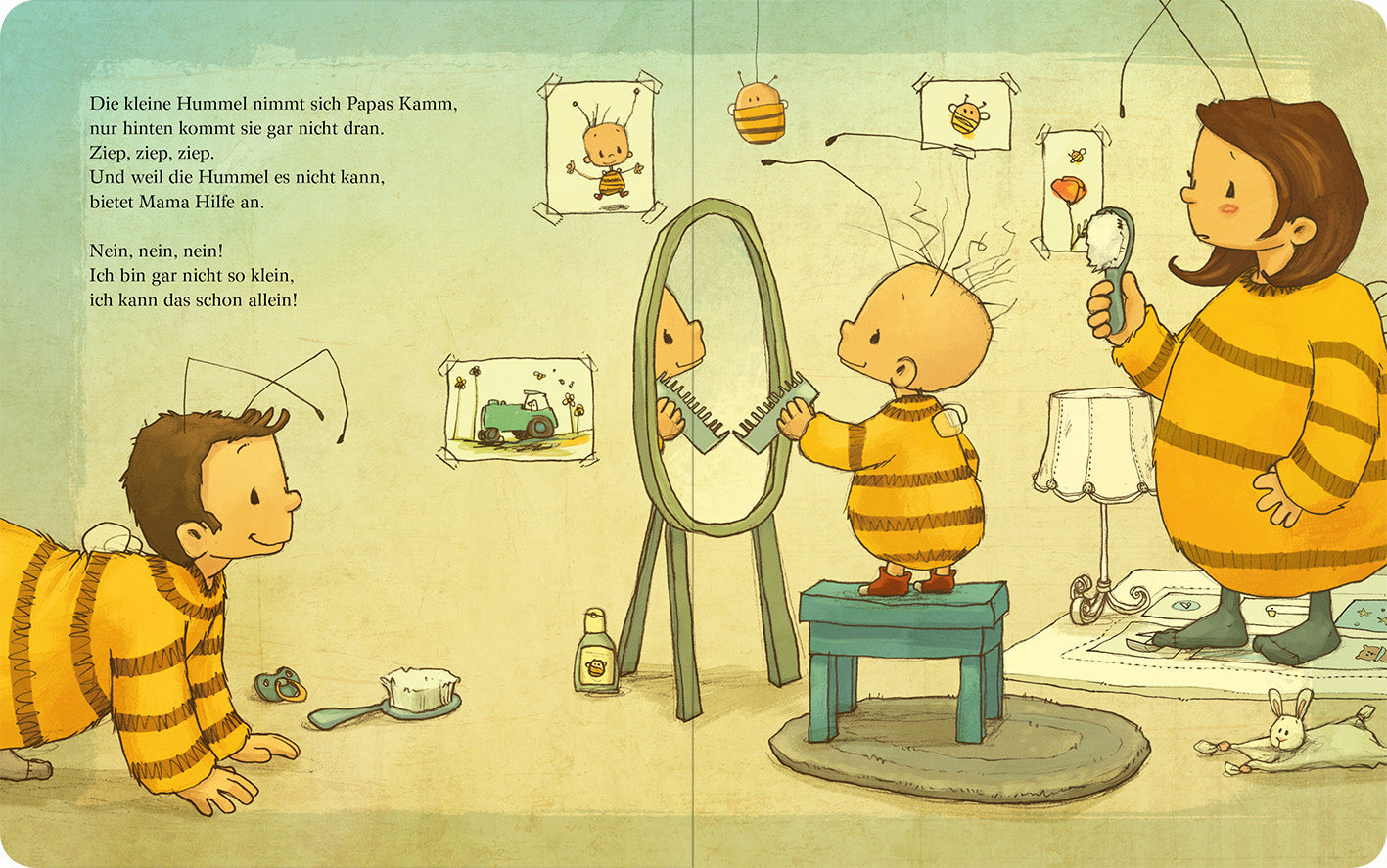 Gezeigt wird eine Innen- oder Zusatzansicht von „Die Baby Hummel Bommel kann das schon alleine“. Die Illustration zeigt einen fröhlichen Jungen und ein kleines Kind in gestreiften Bienenkostümen. Der Junge steht auf einem blauen Hocker und blickt in einen Spiegel, während das Baby mit einem Kamm spielt. Der Hintergrund ist in sanften Pastellfarben gehalten, mit lebhaften Illustrationen von Spielzeug und Bildern an der Wand. Die Schrift ist kindgerecht, freundlich und gut lesbar.