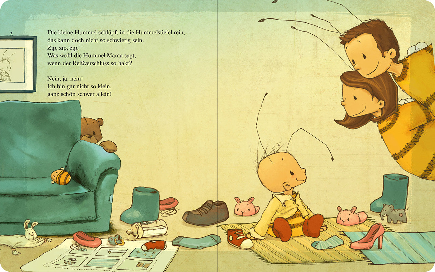 Gezeigt wird eine Innenansicht von „Die Baby Hummel Bommel kann das schon alleine“. Auf der Seite ist eine hellgrüne Wand zu sehen, an der ein Kaffeetisch mit einer Skizze hängt. Vor einem blauen Sofa sitzt eine kleine Hummel in gelb-weißer Kleidung, umgeben von bunten, verstreuten Spielsachen wie Stofftieren und Kapuzenpullis. Zwei Figuren, ein Kind und ein Erwachsener, beugen sich lächelnd über die Hummel. Die passende Schrift ist einfach und gut lesbar, um die Geschichte lebendig zu...