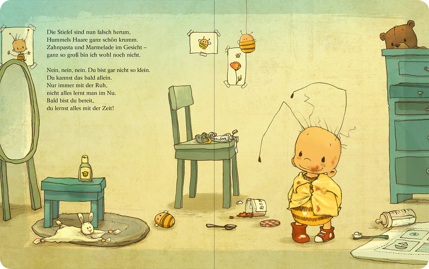 Gezeigt wird eine Innen- oder Zusatzansicht von „Die Baby Hummel Bommel kann das schon alleine“. In der Illustration steht ein kleiner, fröhlicher Charakter mit einem gelben Anzug und roten Schuhen in einem unordentlichen Raum. Im Hintergrund sind ein Tisch, ein Spiegel und ein Stuhl zu sehen, alles in sanften Pastellfarben gehalten. Auf den Wänden hängen Zeichnungen sowie eine Wäscheleine mit Spielzeug. Der Text ist in einer verspielten Schriftart geschrieben und ergänzt die...