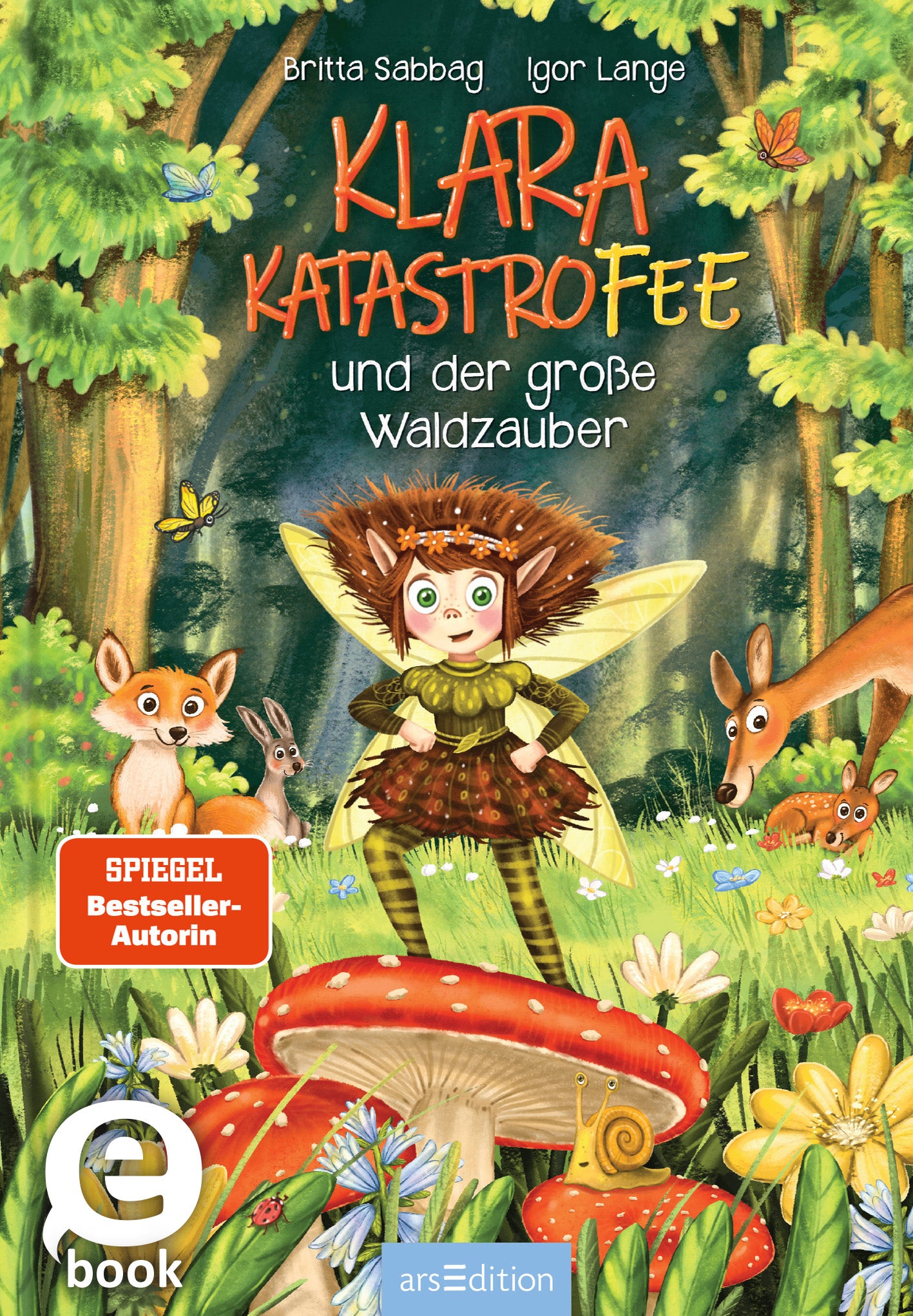Das Buchcover zeigt eine fröhliche, grüne Farbenkomposition mit einer fantasievollen Feenlandschaft. In der Mitte steht die Figur „Klara Katastrofee“ mit strahlenden Augen, schillernden Flügeln und einem grünen Kleid, umgeben von Pflanzen, Libellen und Fröschen. Der Titel „KLARA KATASTROFEE“ ist in lebhaften, gelben Buchstaben gestaltet, während der Untertitel „und das große Feen-Schlamassel“ in einer verspielten Schrift darunter steht. Ein rotes Rechteck mit der Aufschrift...