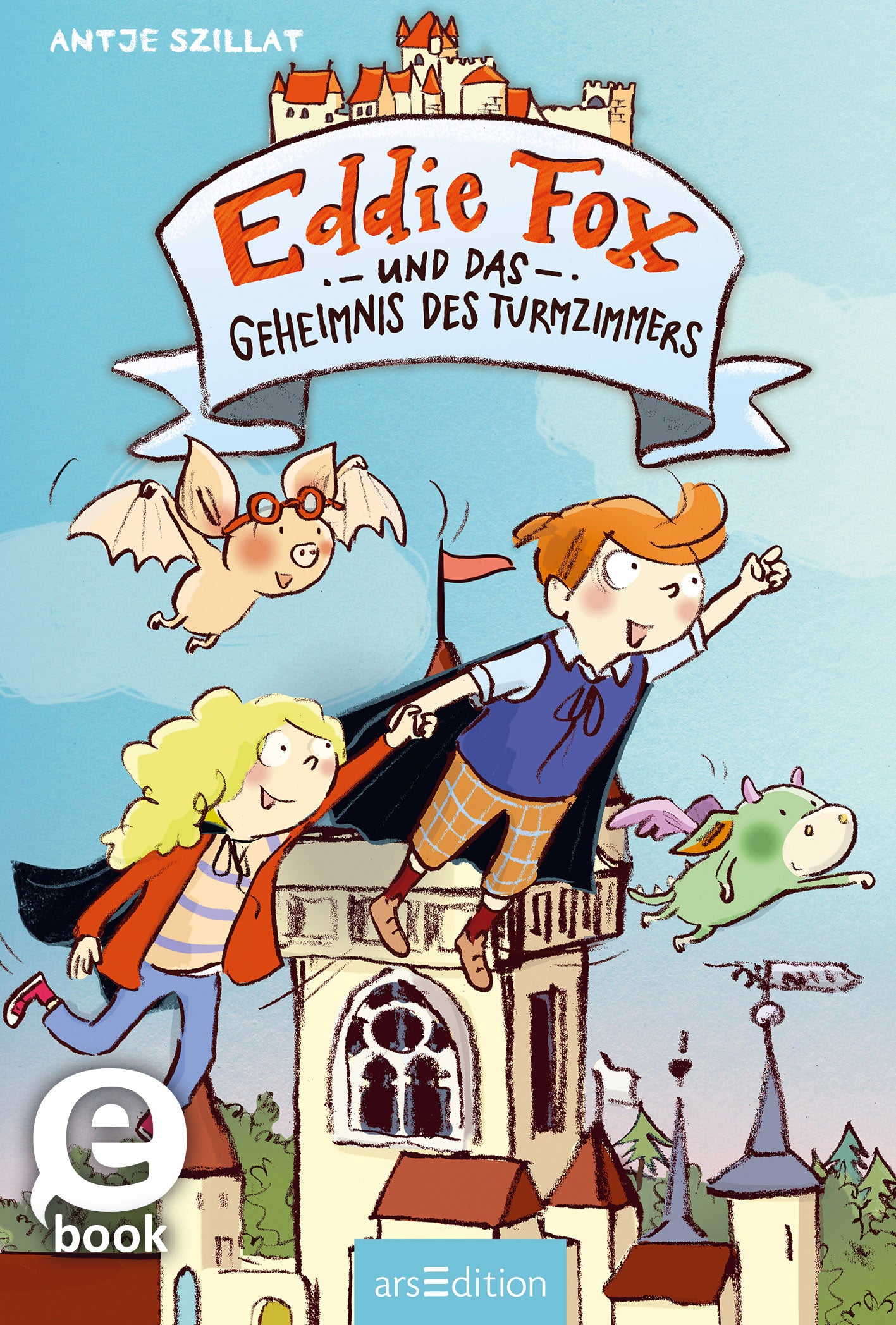 Auf dem Cover von „Eddie Fox und das Geheimnis des Turmzimmers“ von Antje Szillat sind zwei Kinder, ein Junge mit orangefarbenem Haar und ein Mädchen mit blonden Locken, abgebildet. Sie fliegen fröhlich, umgeben von einem fliegenden Drachen und einer Fledermaus. Der Hintergrund zeigt eine märchenhafte Burgruine vor einem blauen Himmel. Der Titel ist in verspielter, farbenfroher Schrift gestaltet. Ganz unten mittig steht der Logoschriftzug von arsEdition.