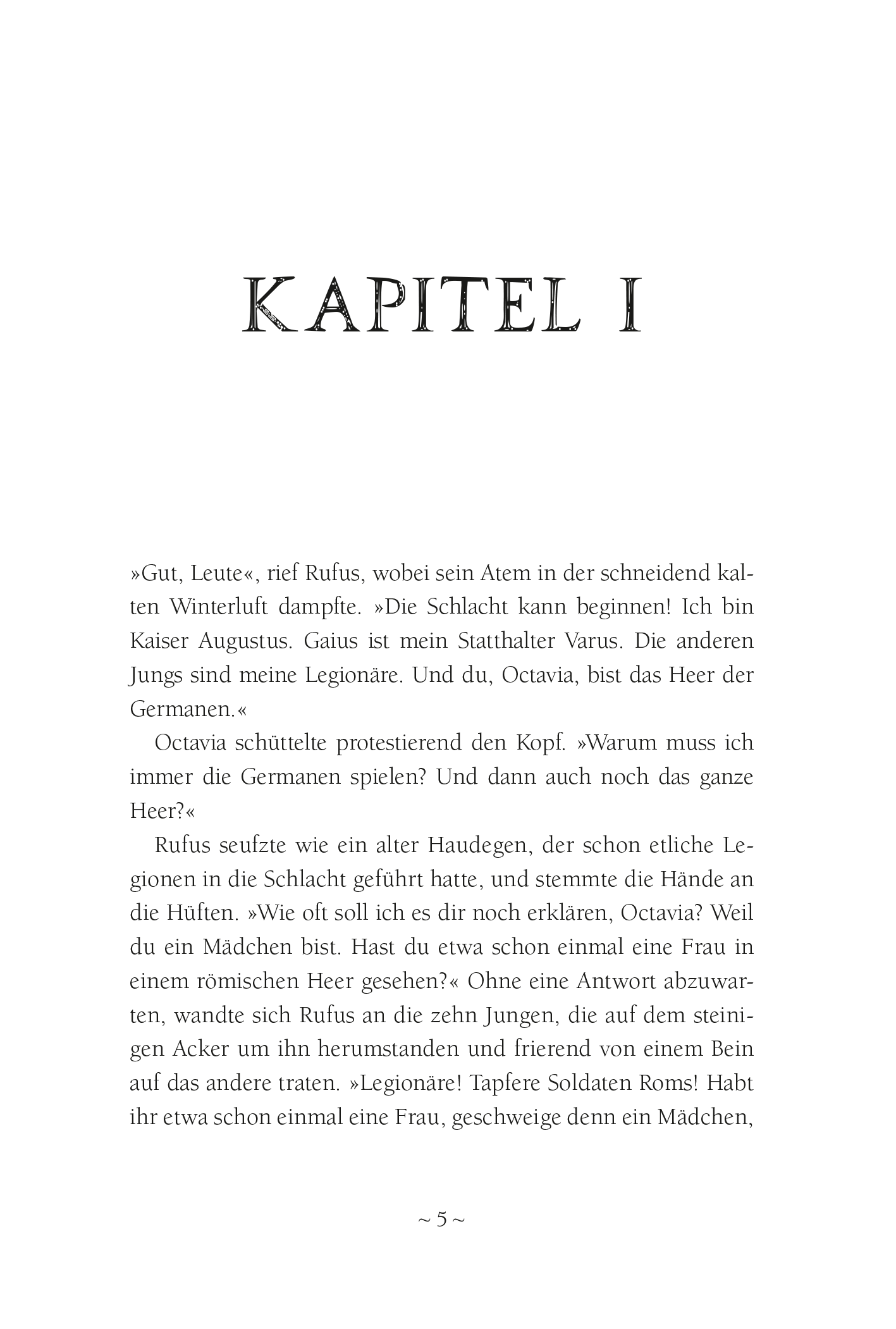 Gezeigt wird eine Innen- oder Zusatzansicht von „Octavia, Tochter Roms – Gefahr in Germanien“. Die Seite präsentiert den Beginn des ersten Kapitels mit der Überschrift „KAPITEL I“ in einer markanten, dekorativen Schriftart, die an antike Inschriften erinnert. Der Text ist in klarer, gut lesbarer Schrift gesetzt und enthält Dialoge zwischen den Charakteren. Die Seitenränder sind schlicht gehalten, wodurch der Fokus auf den Inhalt gelenkt wird.