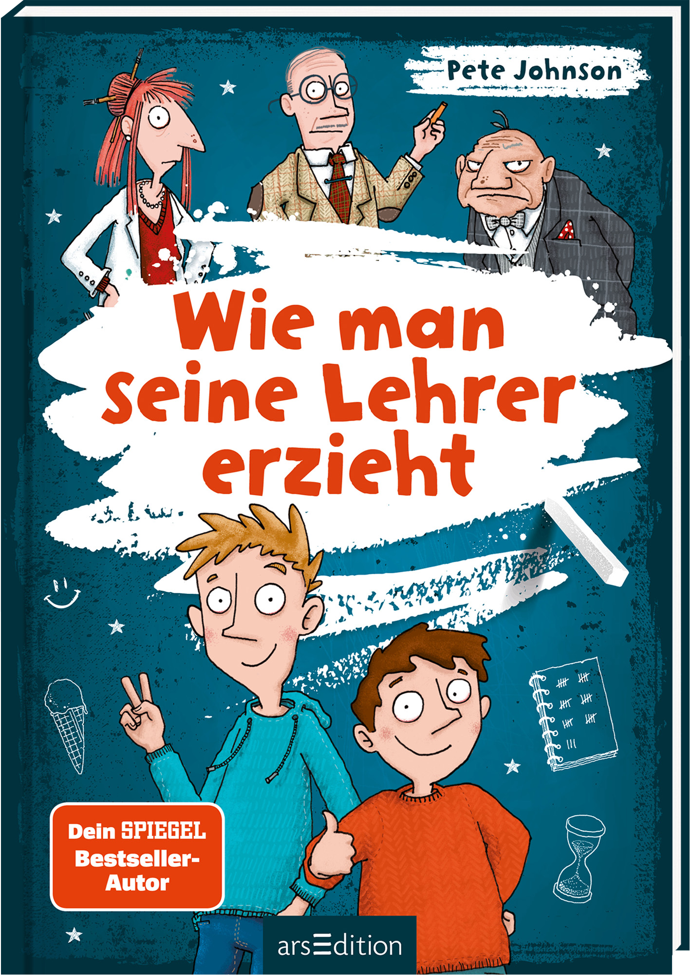 Auf dem Buchcover „Wie man seine Lehrer erzieht“ von Pete Johnson sind mehrere Figuren abgebildet, darunter zwei grinsende Schüler im Vordergrund sowie skurril wirkende Lehrer im Hintergrund. Die Farbgestaltung besteht aus einem lebhaften Blauton. Der Titel „Wie man seine Lehrer erzieht“ hebt sich in leuchtendem Rot ab. Unten links befindet sich ein runder Button mit dem Text „Dein SPIEGEL Bestseller-Autor“. Ganz unten mittig steht der Logoschriftzug von arsEdition.