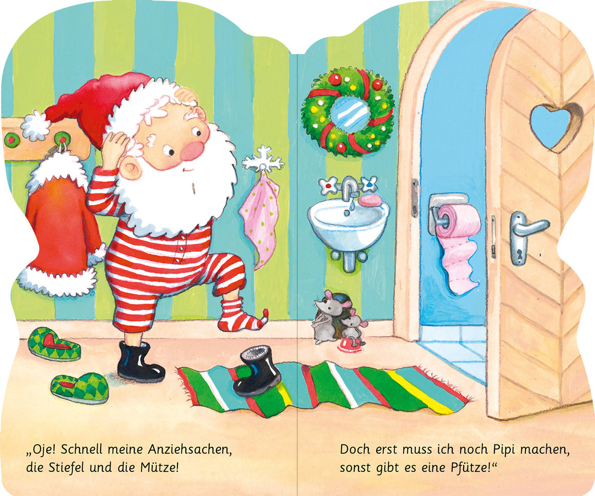 Gezeigt wird eine Innen- oder Zusatzansicht von „Lieber, guter Weihnachtsmann“. Die Illustration zeigt einen fröhlichen Weihnachtsmann in gestreifter Kleidung, der sich mit einem roten Mantel und einer Mütze anzieht. Um ihn herum sind weihnachtliche Elemente wie ein Kranz an der Wand und ein bunter Teppich zu sehen. Der Hintergrund ist in sanften Grüntönen mit vertikalen Streifen gehalten. Neben dem Weihnachtsmann sitzt ein kleiner Waschbär, der ihn neugierig beobachtet.