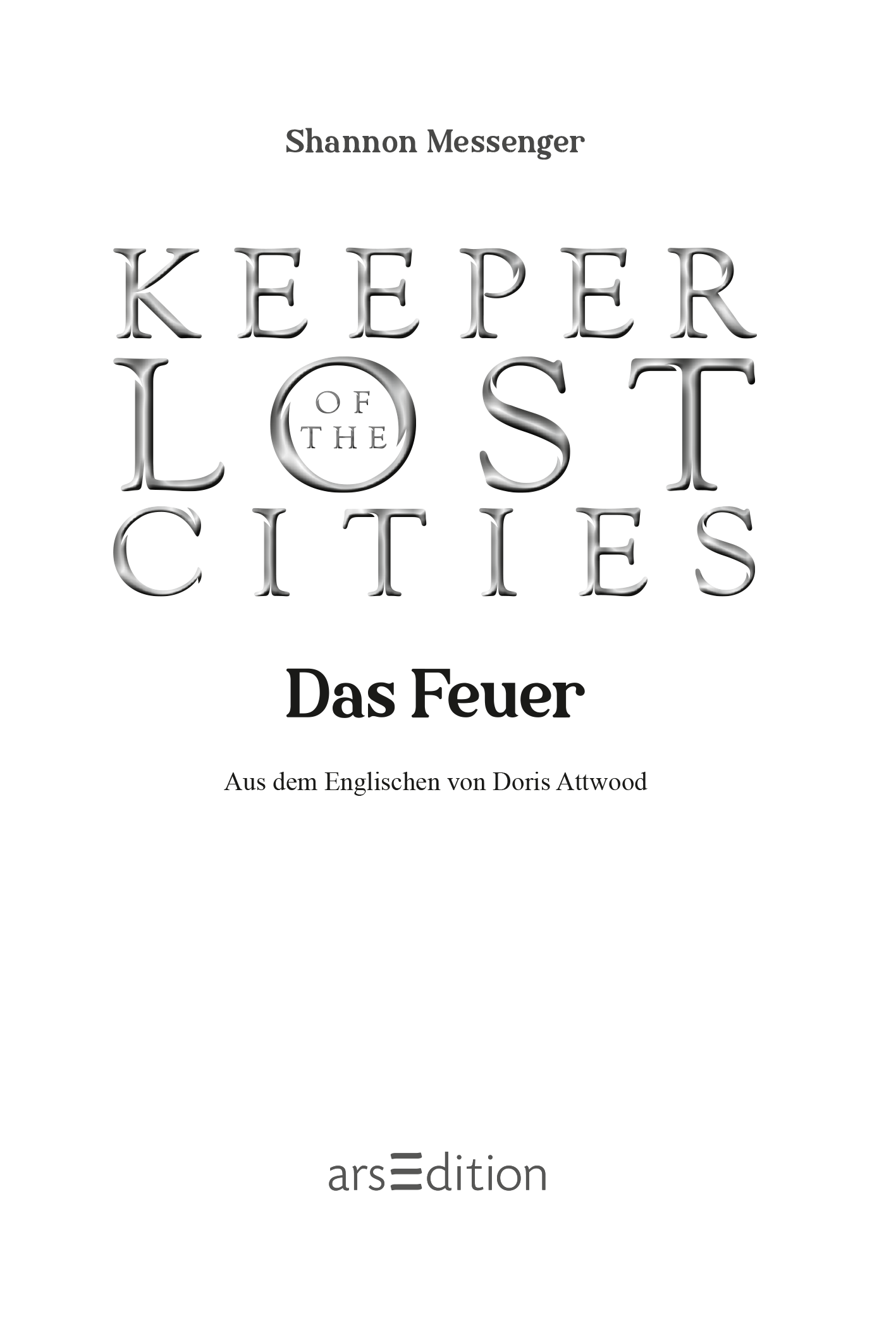 Gezeigt wird eine Innen- oder Zusatzansicht von „Keeper of the Lost Cities – Das Feuer“. Die Darstellung zeigt den Titel in großen, stilisierten Buchstaben, wobei „Keeper of the Lost Cities“ in einer eleganten Schriftart oberhalb von „Das Feuer“ platziert ist. Der Hintergrund ist schlicht gehalten, wodurch der Fokus auf dem Titel liegt. Unter dem Titel findet sich der Hinweis „Aus dem Englischen von Doris Attwood“ in kleinerer Schrift.
