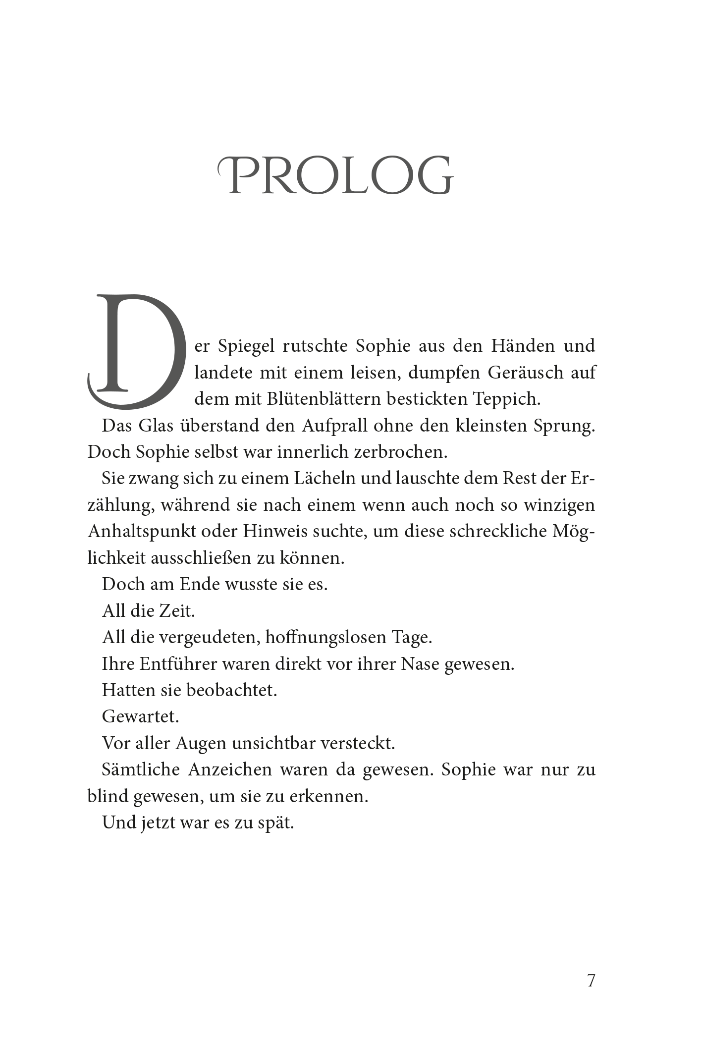 Gezeigt wird eine Innen- oder Zusatzansicht von „Keeper of the Lost Cities – Das Feuer“. Die Seite zeigt einen Fließtext in schwarzer Schrift. Die typografische Gestaltung ist klar und gut lesbar, mit gleichmäßigen Zeilenabständen. Der Text ist in einer Serifenschrift gesetzt. Einige Absätze sind durch Einrückungen oder Absätze hervorhoben, um den Lesefluss zu unterstützen. Die Lesbarkeit wird durch die helle Hintergrundfarbe und den hohen Kontrast zur Schriftfarbe begünstigt.