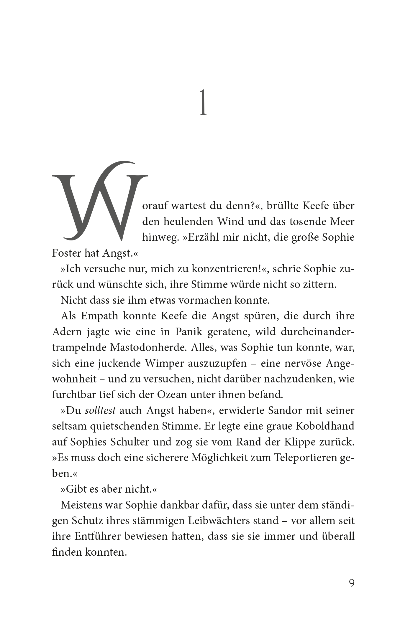 Gezeigt wird eine Innen- oder Zusatzansicht von „Keeper of the Lost Cities – Das Feuer“. Die Seite zeigt einen Fließtext in schwarzer Schrift. Die typografische Gestaltung ist klar und gut lesbar, mit gleichmäßigen Zeilenabständen. Der Text ist in einer Serifenschrift gesetzt. Einige Absätze sind durch Einrückungen oder Absätze hervorhoben, um den Lesefluss zu unterstützen. Die Lesbarkeit wird durch die helle Hintergrundfarbe und den hohen Kontrast zur Schriftfarbe begünstigt.