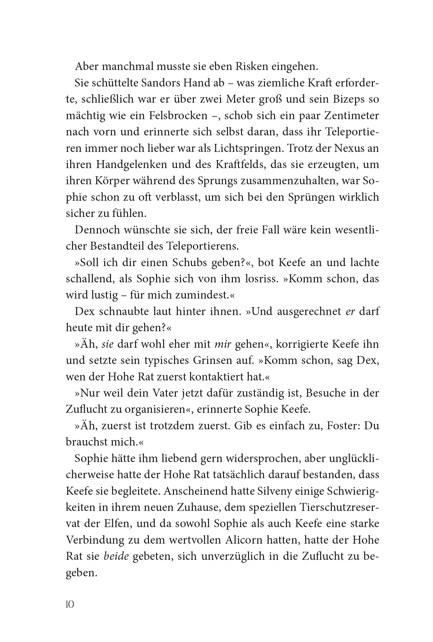 Gezeigt wird eine Innen- oder Zusatzansicht von „Keeper of the Lost Cities – Das Feuer“. Die Seite zeigt einen Fließtext in schwarzer Schrift. Die typografische Gestaltung ist klar und gut lesbar, mit gleichmäßigen Zeilenabständen. Der Text ist in einer Serifenschrift gesetzt. Einige Absätze sind durch Einrückungen oder Absätze hervorhoben, um den Lesefluss zu unterstützen. Die Lesbarkeit wird durch die helle Hintergrundfarbe und den hohen Kontrast zur Schriftfarbe begünstigt.