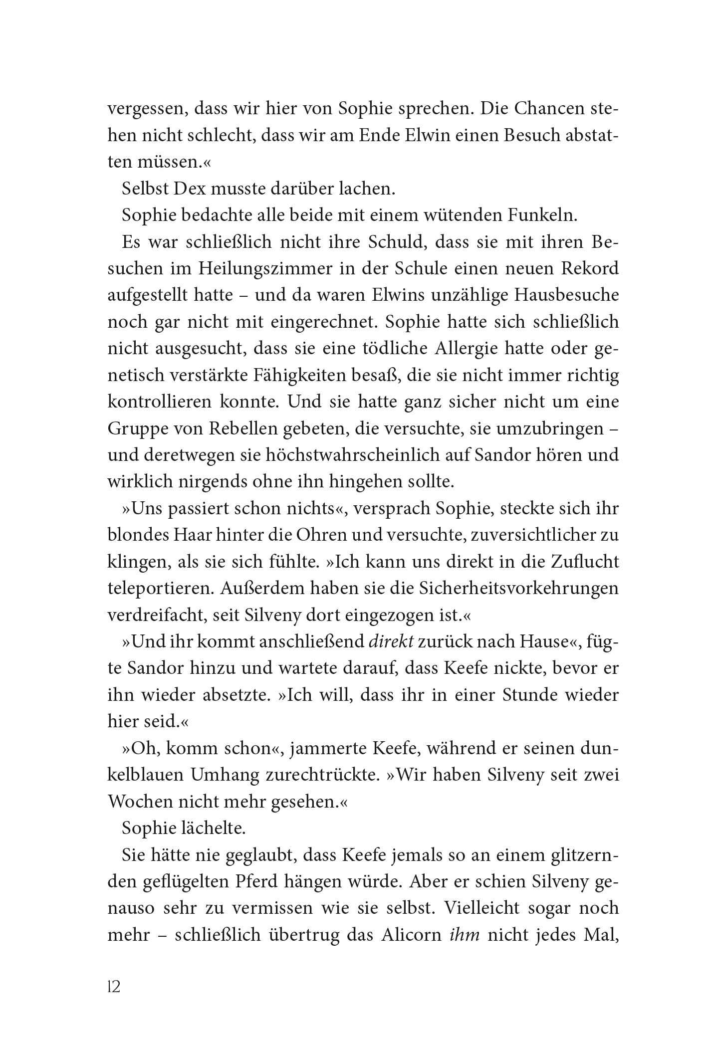 Gezeigt wird eine Innen- oder Zusatzansicht von „Keeper of the Lost Cities – Das Feuer“. Die Seite zeigt einen Fließtext in schwarzer Schrift. Die typografische Gestaltung ist klar und gut lesbar, mit gleichmäßigen Zeilenabständen. Der Text ist in einer Serifenschrift gesetzt. Einige Absätze sind durch Einrückungen oder Absätze hervorhoben, um den Lesefluss zu unterstützen. Die Lesbarkeit wird durch die helle Hintergrundfarbe und den hohen Kontrast zur Schriftfarbe begünstigt.