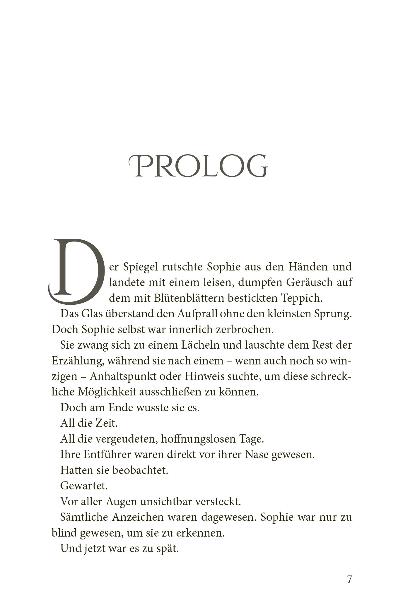 Gezeigt wird eine Innen- oder Zusatzansicht von „Keeper of the Lost Cities – Das Feuer“. Die Seite zeigt den Prolog in eleganter Serifenschrift. Die großen, klaren Buchstaben und der verspielte Schriftzug des Titels setzen sich von einem weißen Hintergrund ab. Schwarz ist die Hauptfarbe des Textes, der durch einen zeilenbreiten Abstand gut lesbar ist. Am Rand sind die Seitenzahlen dezent platziert.