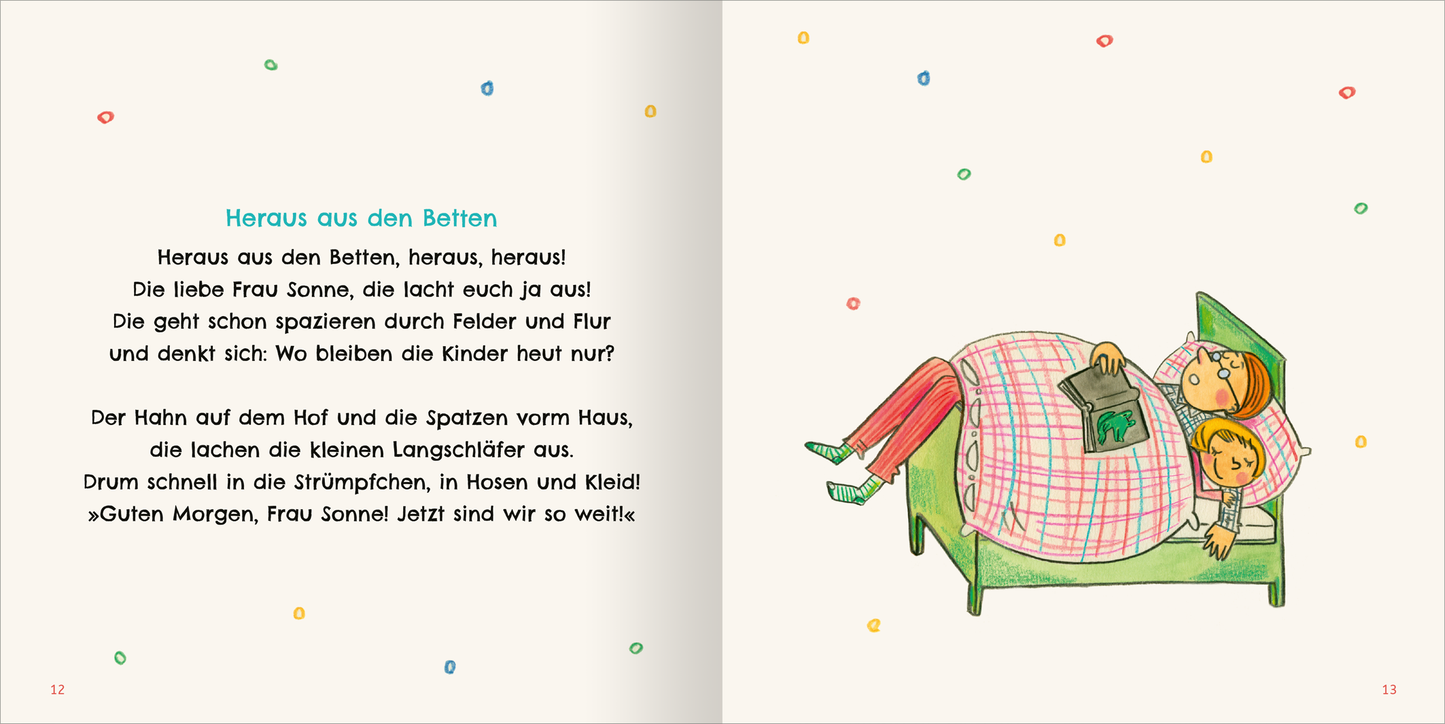 Gezeigt wird eine Innen- oder Zusatzansicht von „Lieder und Reime für Klitzekleine“. Die Doppelseite zeigt oben in blauer Schrift den Titel „Heraus aus den Betten“ und einen Vers in verspielter Schrift. Ein bunt illustrierter Junge und ein Mädchen liegen auf einem Bett, das mit einer karierten Decke bedeckt ist. Der Junge hält ein Buch in der Hand, während das Mädchen auf ihn schaut. Der Hintergrund ist hell und mit bunten Punkten verziert, was eine fröhliche, einladende...