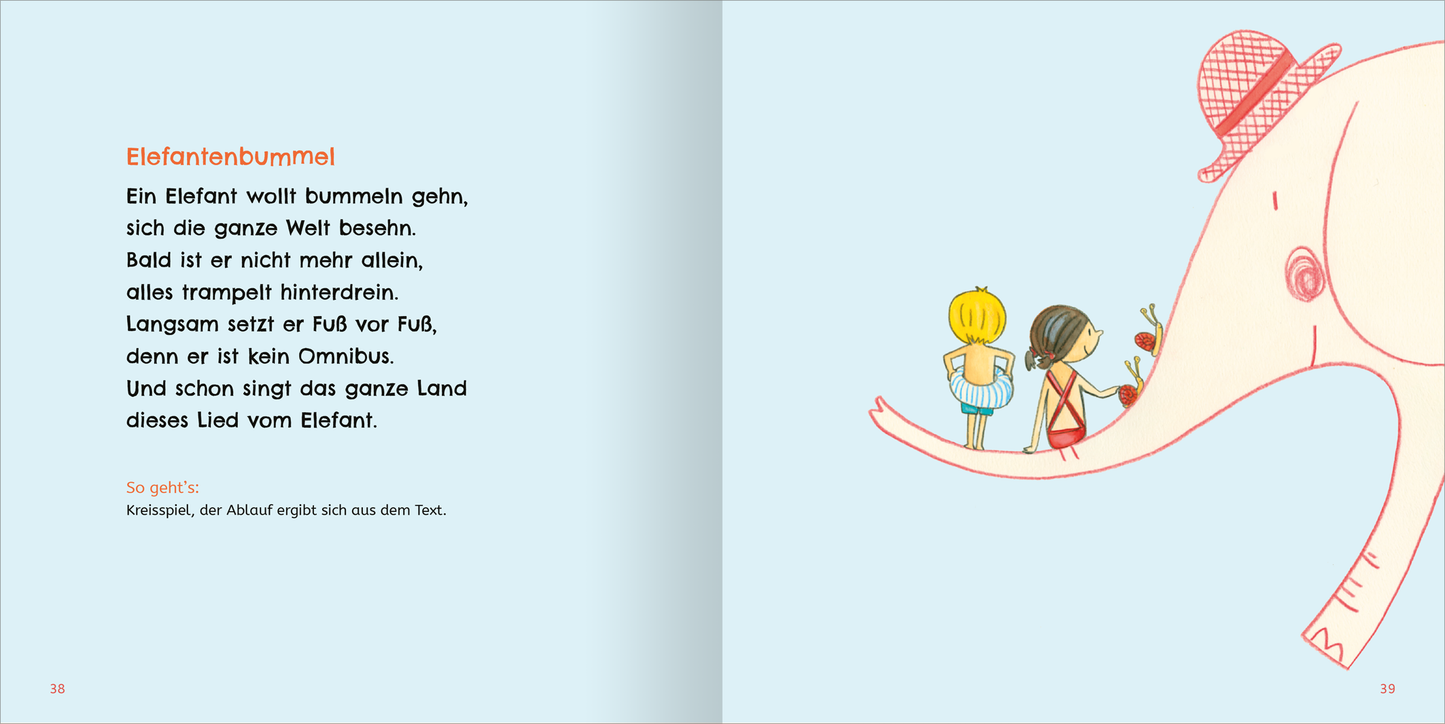 Gezeigt wird eine Innen- oder Zusatzansicht von „Lieder und Reime für Klitzekleine“. Auf der linken Seite ist ein farbenfroher Text mit der Überschrift „Elefantenbummel“ in einer verspielten Schriftart zu sehen. Der Text ist in schwarz gehalten, während wichtige Wörter in leuchtendem Rot hervorgehoben sind. Die rechte Seite zeigt einen großen, stilisierten Elefanten mit einem roten Hut, der von zwei Kindern begleitet wird. Der Hintergrund ist hellblau, was die Illustrationen...