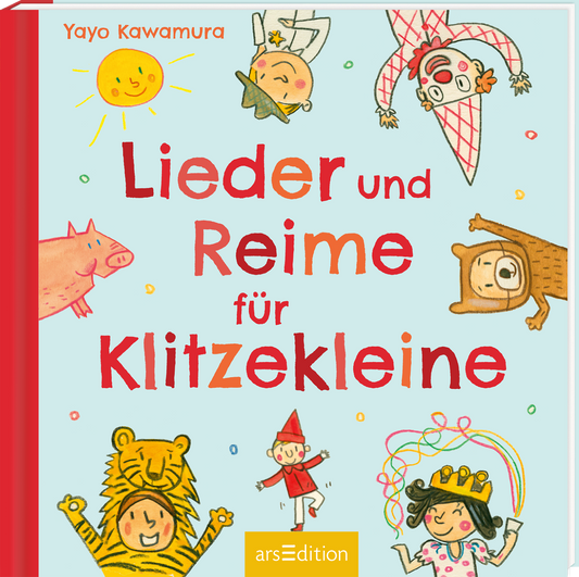 Das Buchcover zeigt einen hellblauen Hintergrund, auf dem fröhliche, bunte Illustrationen von Tieren und Kindern verteilt sind. In der Mitte steht der Titel „Lieder und Reime für Klitzekleine“ in großen, roten Buchstaben. Die Typografie wirkt verspielt und einladend. Ein gelbes Sonnenmotiv und zahlreiche kleine Farbtupfer verstärken die heitere Atmosphäre. Oben links ist der Name des Autors, Yayo Kawamura, zu finden. Ganz unten mittig steht der Logoschriftzug von arsEdition.