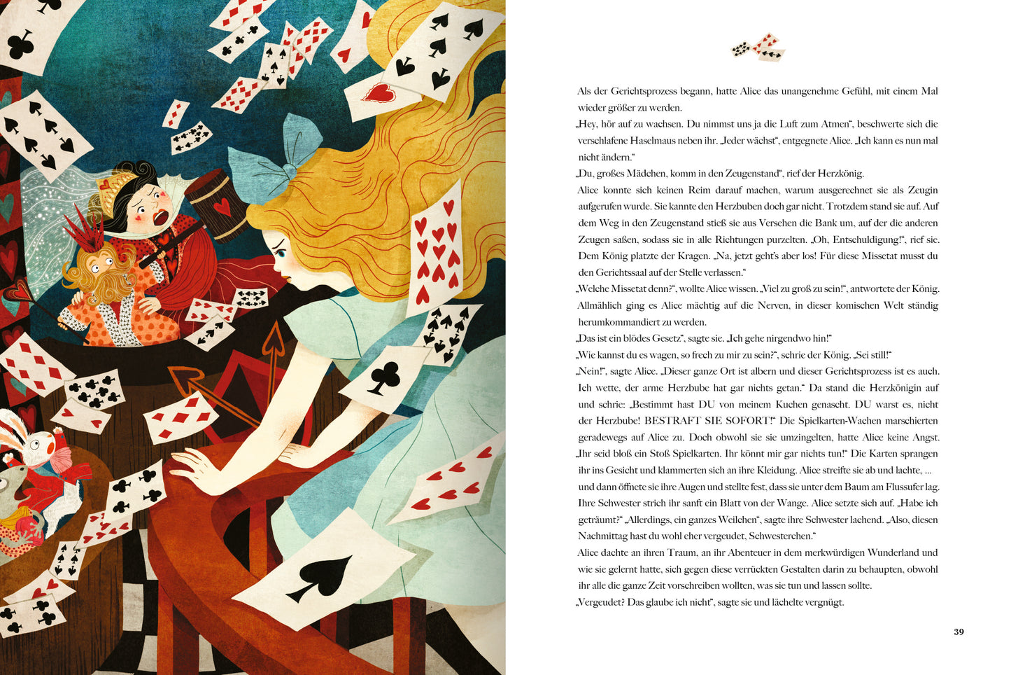 Gezeigt wird eine Innen- oder Zusatzansicht von „Die schönsten Geschichten von mutigen Mädchen“. Auf der linken Seite ist eine lebendige, farbenfrohe Illustration zu sehen, die fantasievolle Szenen mit Spielkarten und Märchenfiguren darstellt. Die dominierenden Farben sind kräftiges Blau und warmes Gelb, ergänzt durch rote und schwarze Elemente der Spielkarten. Die rechte Seite enthält Fließtext in einer gut lesbaren, klaren Typografie, die den Abenteuergeist und die Kreativität der...