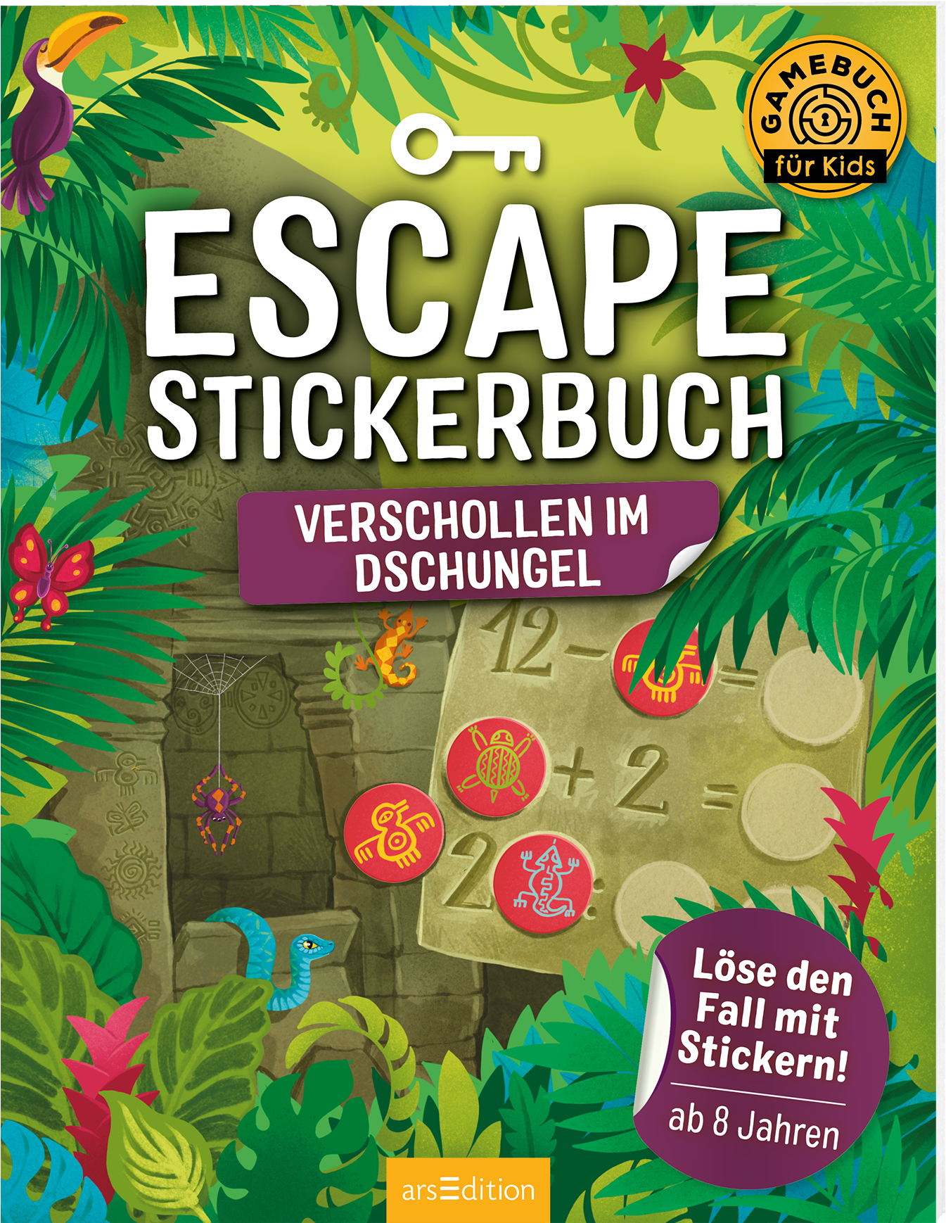 Auf dem Cover des „Escape Stickerbuchs: Verschollen im Dschungel“ sind üppige grüne Blätter und exotische Tiere abgebildet, die eine abenteuerliche Atmosphäre erzeugen. In der oberen Hälfte prangt der Titel „ESCAPE STICKERBUCH“ in großen weißen Buchstaben, darunter steht der Untertitel „VERSCHOLLEN IM DSCHUNGEL“ auf einem lila Hintergrund. Im oberen rechten Eck befindet sich ein gelber runder Button mit der Aufschrift „Gamebuch für Kids“. Ganz unten mittig steht der...
