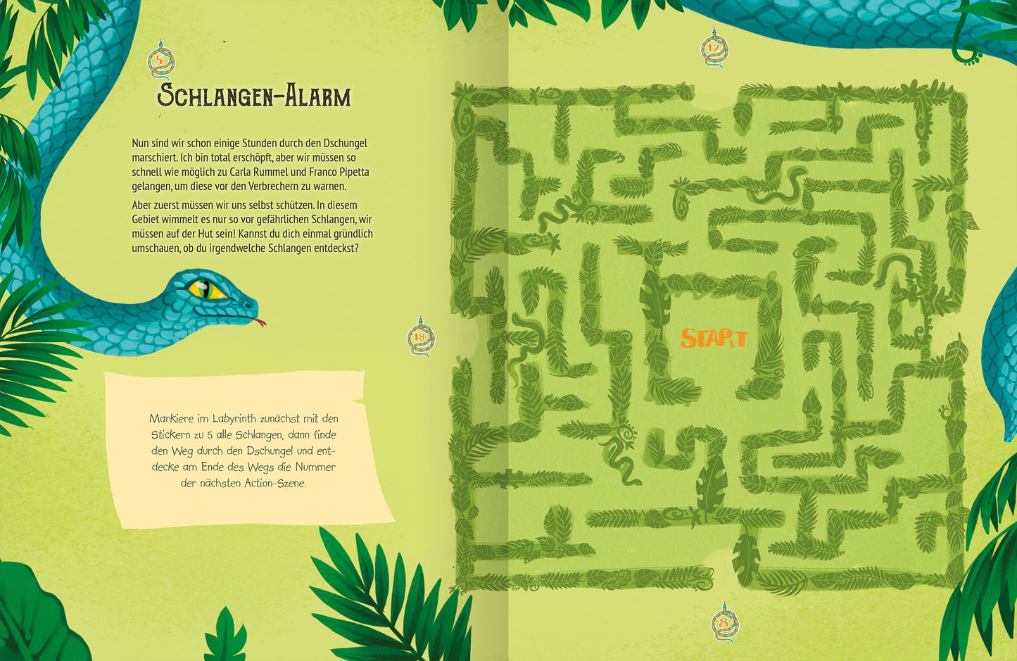 Gezeigt wird eine Innen- oder Zusatzansicht von „Escape-Stickerbuch – Verschollen im Dschungel“. Die Seite zeigt einen labyrinthartigen Verlauf, umgeben von üppigen, grünen Blättern. Oben links befindet sich der Titel „SCHLANGEN-ALARM“ in einer kindgerechten, grünen Schrift. In der Mitte ist ein Labyrinth abgebildet, dessen eingearbeitete Schlange die Form und Farbe eines schimmernden, blauen Musters hat. Der Startpunkt des Labyrinths ist in leuchtendem Orange hervorgehoben.