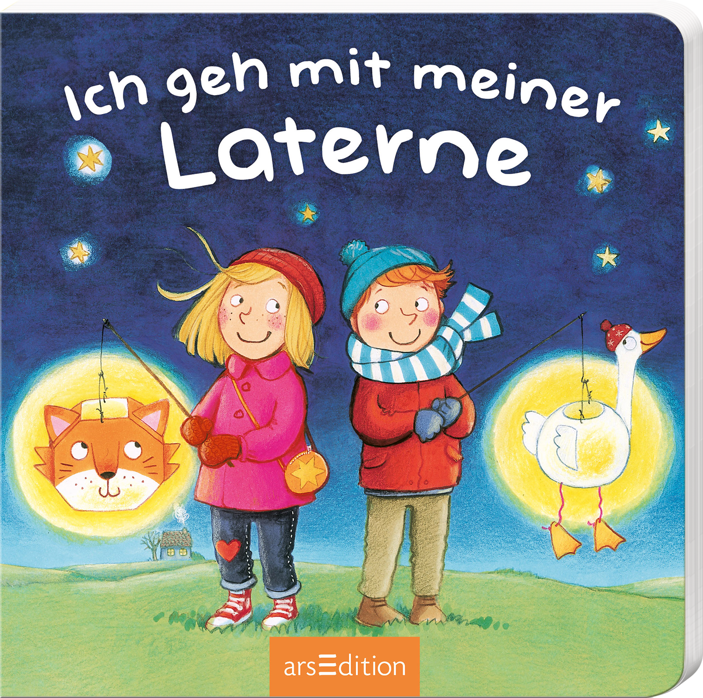 Das Cover zeigt zwei Kinder, die fröhlich mit bunten Laternen unterwegs sind. Die Mädchen trägt eine rote Mütze und einen rosa Mantel, während der Junge eine blaue Mütze und einen roten Pullover anhat. Die Laterne des Mädchens hat das Gesicht einer Katze, die des Jungen zeigt eine Gans. Der Himmel ist dunkelblau mit leuchtenden, gelben Sternen. In großer, verspielter Schrift steht der Titel „Ich geh mit meiner Laterne“. Ganz unten mittig steht der Logoschriftzug von arsEdition.