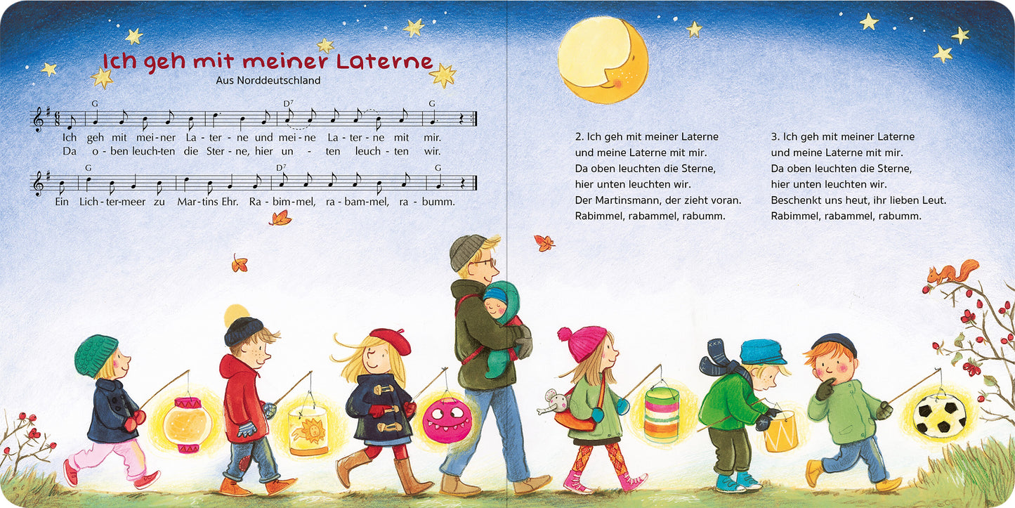 Gezeigt wird eine Innen- oder Zusatzansicht von „Ich geh mit meiner Laterne“. Die Illustration zeigt eine fröhliche Gruppe von Kindern und Erwachsenen, die durch eine herbstliche Landschaft spazieren. Das Cover ist in sanften Farbtönen gehalten, mit einem leuchtend gelben Mond und einem tiefblauen Himmel. Der Titel „Ich geh mit meiner Laterne“ steht gut lesbar in einer verspielten Schriftart oben. Notenlinien und Kindermotive unterstreichen das musikalische Thema.