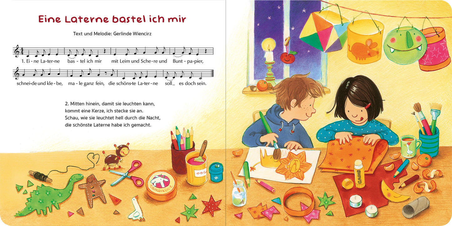 Gezeigt wird eine Innenansicht von „Ich geh mit meiner Laterne“. Die Illustration zeigt zwei Kinder, die an einem Tisch sitzen und eine Laterne basteln. Der Tisch ist bunt dekoriert mit verschiedenen Bastelmaterialien wie Papier, Scheren, Kleber und einer kleinen grünen Figur. Die Fenster sind mit bunten Laternen geschmückt, die in sanften Farben leuchten. Der Titel „Eine Laterne bastel ich mir“ steht oben in kräftiger, verspielter Schrift. Die Atmosphäre ist freundlich und kreativ,...