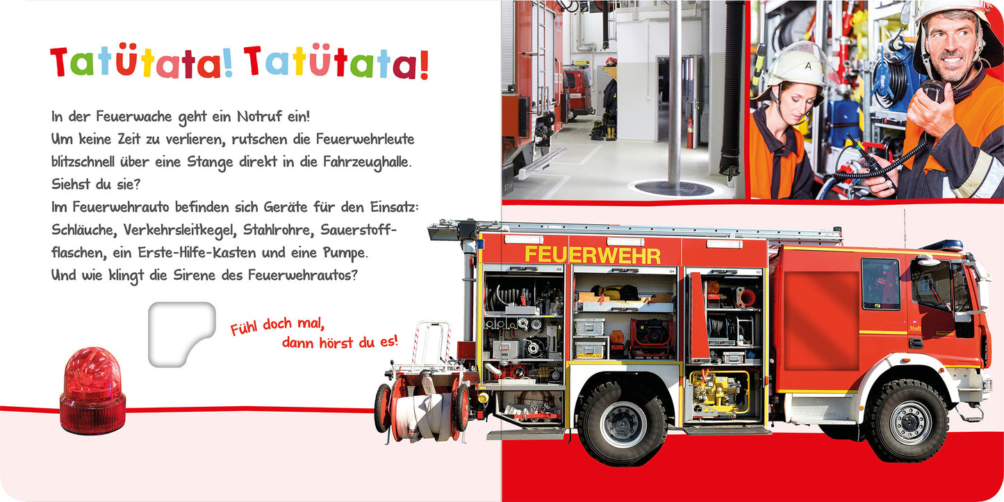 Gezeigt wird eine Innen- oder Zusatzansicht von „Hör mal rein, wer kann das sein? – Bei der Feuerwehr“. Die Seite präsentiert einen feuerrot lackierten Feuerwehrwagen mit offenen Seiten, die seine Ausstattung zeigen. Im Hintergrund sind Feuerwehrleute und Kinder in Schutzkleidung zu sehen. Der Text ist in einer kindgerechten, bunten Schriftart gehalten, ergänzt durch eine Animation einer Sirene und klar erkennbare Symbole für verschiedene Feuerwehrgeräte.