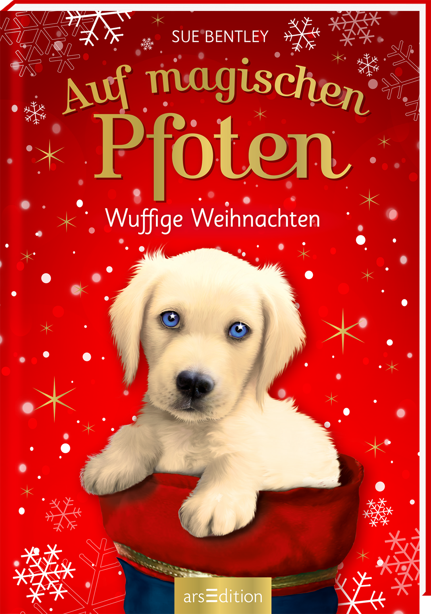 Das Buchcover zeigt einen süßen, weißen Welpen mit strahlend blauen Augen, der aus einem roten Sack schaut. Der Hintergrund ist in einem lebhaften Rotton gehalten, geschmückt mit goldenen Schneeflocken und kleinen Sternen. Der Titel „Auf magischen Pfoten“ ist in verschnörkelter, goldener Schrift prominent platziert, gefolgt von dem Untertitel „Wuffige Weihnachten“. Ein SPIEGEL-Bestseller-Button ist ebenfalls sichtbar. Ganz unten mittig steht der Logoschriftzug von arsEdition.