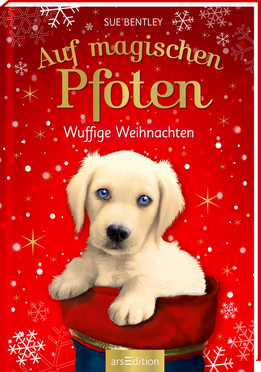 Das Buchcover zeigt einen süßen, weißen Welpen mit strahlend blauen Augen, der aus einem roten Sack schaut. Der Hintergrund ist in einem lebhaften Rotton gehalten, geschmückt mit goldenen Schneeflocken und kleinen Sternen. Der Titel „Auf magischen Pfoten“ ist in verschnörkelter, goldener Schrift prominent platziert, gefolgt von dem Untertitel „Wuffige Weihnachten“. Ein SPIEGEL-Bestseller-Button ist ebenfalls sichtbar. Ganz unten mittig steht der Logoschriftzug von arsEdition.
