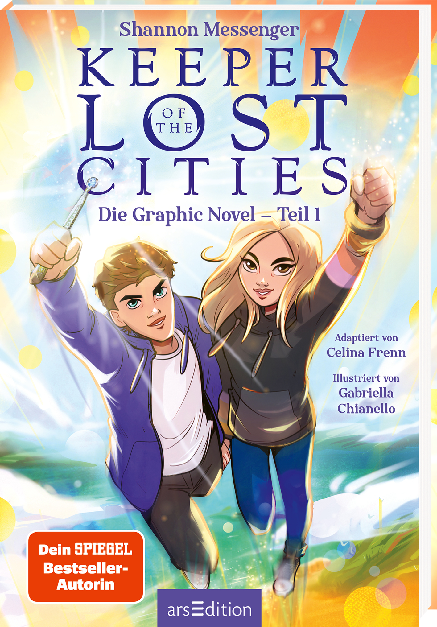 Das Buchcover zeigt zwei jugendliche Protagonisten in dynamischer Pose, die entschlossen wirken. Die Farben sind lebhaft und hell, dominierend sind Blau- und Gelbtöne, die eine magische Atmosphäre erzeugen. Der Titel „KEEPER OF THE LOST CITIES“ ist prominent in großen, blauen Buchstaben platziert. Unterhalb des Titels steht „Die Graphic Novel – Teil 1“. In der oberen Ecke sind die Namen der Autorin Shannon Messenger sowie der Adapterin Celina Frenn und der Illustratorin Gabriella...