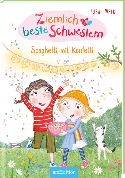 Auf dem Cover von „Ziemlich beste Schwestern – Spaghetti mit Konfetti“ von Sarah Welk sind zwei fröhliche Mädchen abgebildet, die in einem bunten Garten voller Konfetti stehen. Das Mädchen links trägt ein gestreiftes Oberteil, während das Mädchen rechts ein Regenbogenkleid trägt und eine Schüssel mit Spaghetti hält. Im Hintergrund hängen Lampions zwischen Bäumen. Der Titel ist in lebhaften Farben dargestellt und rechts darüber steht der Name der Autorin. Ganz unten mittig...