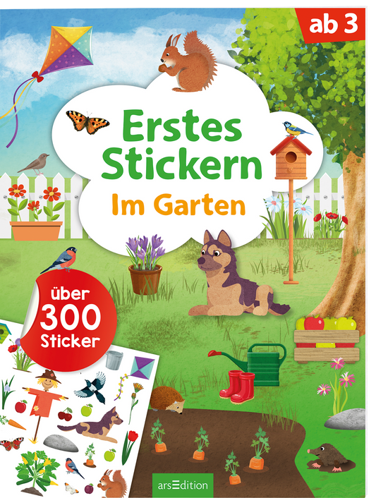 Das Buchcover zeigt eine freundliche Gartenlandschaft mit verschiedenen bunten Elementen. Im Zentrum steht der Titel „Erstes Stickern“ in grüner Schrift, darüber der Untertitel „Im Garten“ in orange. Umgeben ist der Titel von einem cartoonhaften Eichelhäher, einem Eichhörnchen und fröhlichen Insekten. Im Vordergrund sind Pflanzen, ein Hund und Gartengeräte zu sehen. Ein roter Button mit dem Text „über 300 Sticker“ fügt sich lebhaft in die Szene ein. Ganz unten mittig steht...
