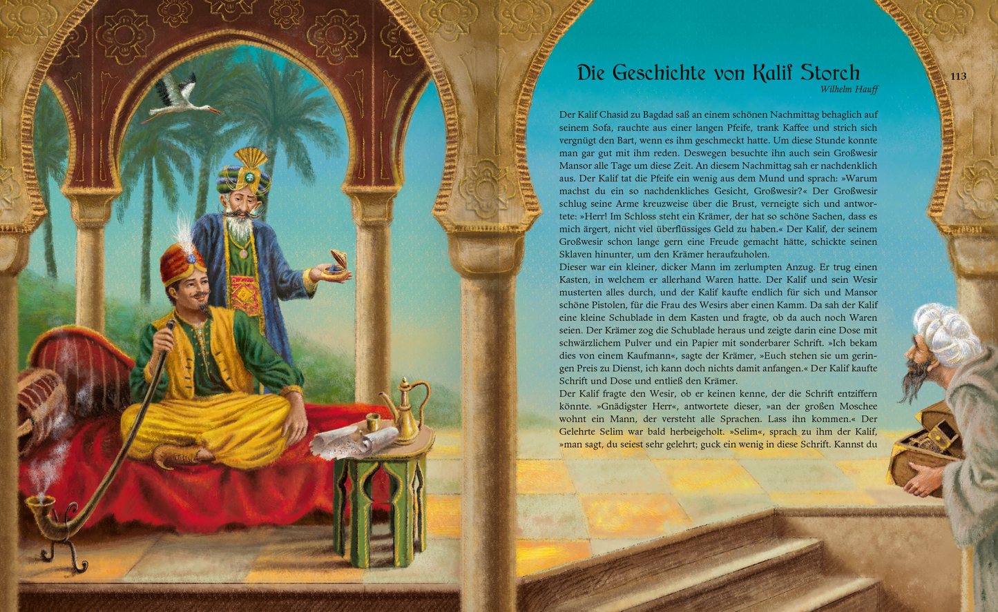 Gezeigt wird eine Innen- oder Zusatzansicht von „Mein großer Märchenschatz“. Die Illustration zeigt eine prunkvolle Szene mit einem Kalifen, der in einem reich verzierten Raum sitzt. Er trägt opulente Gewänder in Gold und Rot. Neben ihm steht ein anderer Mann in traditioneller Kleidung, während ein älterer Mann mit langen Haaren aus einem anderen Winkel betrachtet. Der Hintergrund ist von Palmen und architektonischen Elementen in warmen, erdigen Farbtönen geprägt. Der Text ist in...