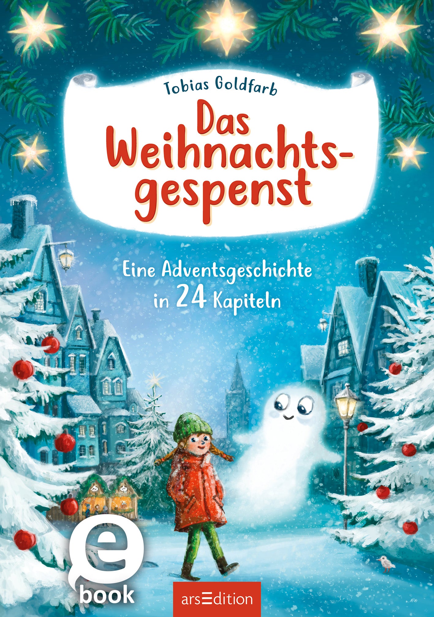 Das Cover zeigt ein winterliches Dorf mit verschneiten Häusern und festlich geschmückten Tannenbäumen. In der Mitte steht ein freundliches, weihnachtliches Gespenst neben einem fröhlichen Kind in rotem Mantel und grüner Mütze. Der Titel „Das Weihnachtsgespenst“ von Tobias Goldfarb ist in großer, fröhlicher Schrift oben platziert. Unten steht in kleinerer Schrift „Eine Adventsgeschichte in 24 Kapiteln“. Ganz unten mittig steht der Logoschriftzug von arsEdition.