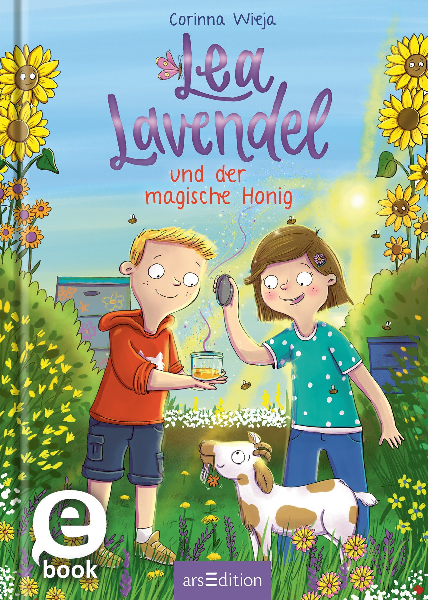 Das Buchcover zeigt zwei Kinder, die freudig mit einem leuchtend blauen Gefäß beschäftigen, während ein kleiner Hund neugierig zuschaut. Die Atmosphäre ist freundlich und einladend, umrahmt von bunten Blumen in Gelb und Grün. Der Titel „Lea Lavendel und der magische Honig“ ist in verspielter, bunter Typografie in der Mitte platziert, begleitet von dem Namen der Autorin Corinna Wieja. Ganz unten mittig steht der Logoschriftzug von arsEdition.