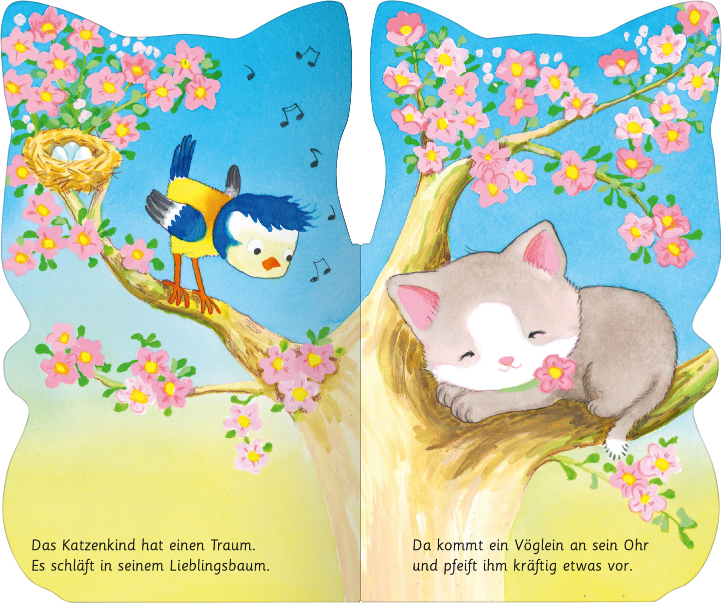 Gezeigt wird eine Innen- oder Zusatzansicht von „Mein freches Kätzchen“. Die Illustration zeigt einen hellblauen Himmel mit sanften Wolken und fröhlichen, rosa blühenden Bäumen. In der linken Seitenhälfte sitzt ein buntem Vogel auf einem Ast neben einem Nistplatz, während auf der rechten Seite ein schlafendes Kätzchen mit einer Blüte im Fell zu sehen ist. Die sanften Farben und die verspielte Typografie unterstreichen die kindliche und träumerische Atmosphäre der Szene.