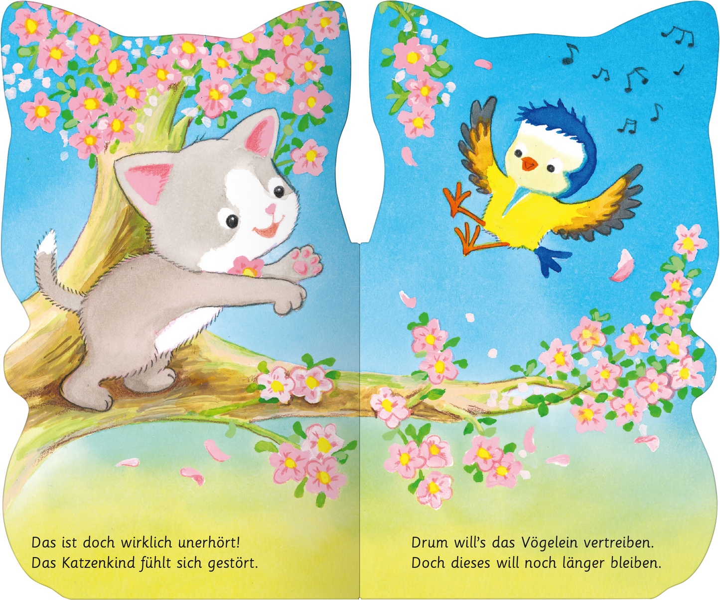 Gezeigt wird eine Innen- oder Zusatzansicht von „Mein freches Kätzchen“. Die lebendige Illustration zeigt ein graues Kätzchen, das auf einem Ast sitzt und verärgert zu einem blauen Vogel schaut, der fröhlich singt. Umgeben von blühenden rosa Blumen und grünem Laub strahlt der Hintergrund in sanften Blautönen. Die Schrift ist kindgerecht und farbenfroh, passend zur verspielten Stimmung der Szene.
