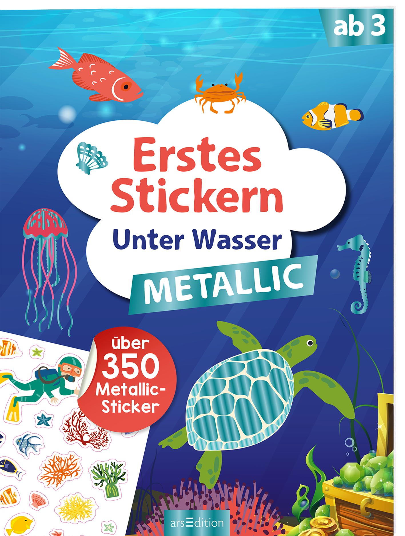 Das Buchcover zeigt eine bunte Unterwasserwelt mit verschiedenen Fischen, einer Schildkröte und Quallen, die in lebendigen Farben gestaltet sind. Im Vordergrund befindet sich eine Wolke mit dem Titel „Erstes Stickern Unter Wasser“ in verspielter Typografie, wobei „Metallic“ in einem auffälligen grünen Banner hervorgehoben ist. Ein rotes Rundetikett mit dem Text „über 350 Metallic-Sticker“ ist ebenfalls sichtbar. Ganz unten mittig steht der Logoschriftzug von arsEdition.
